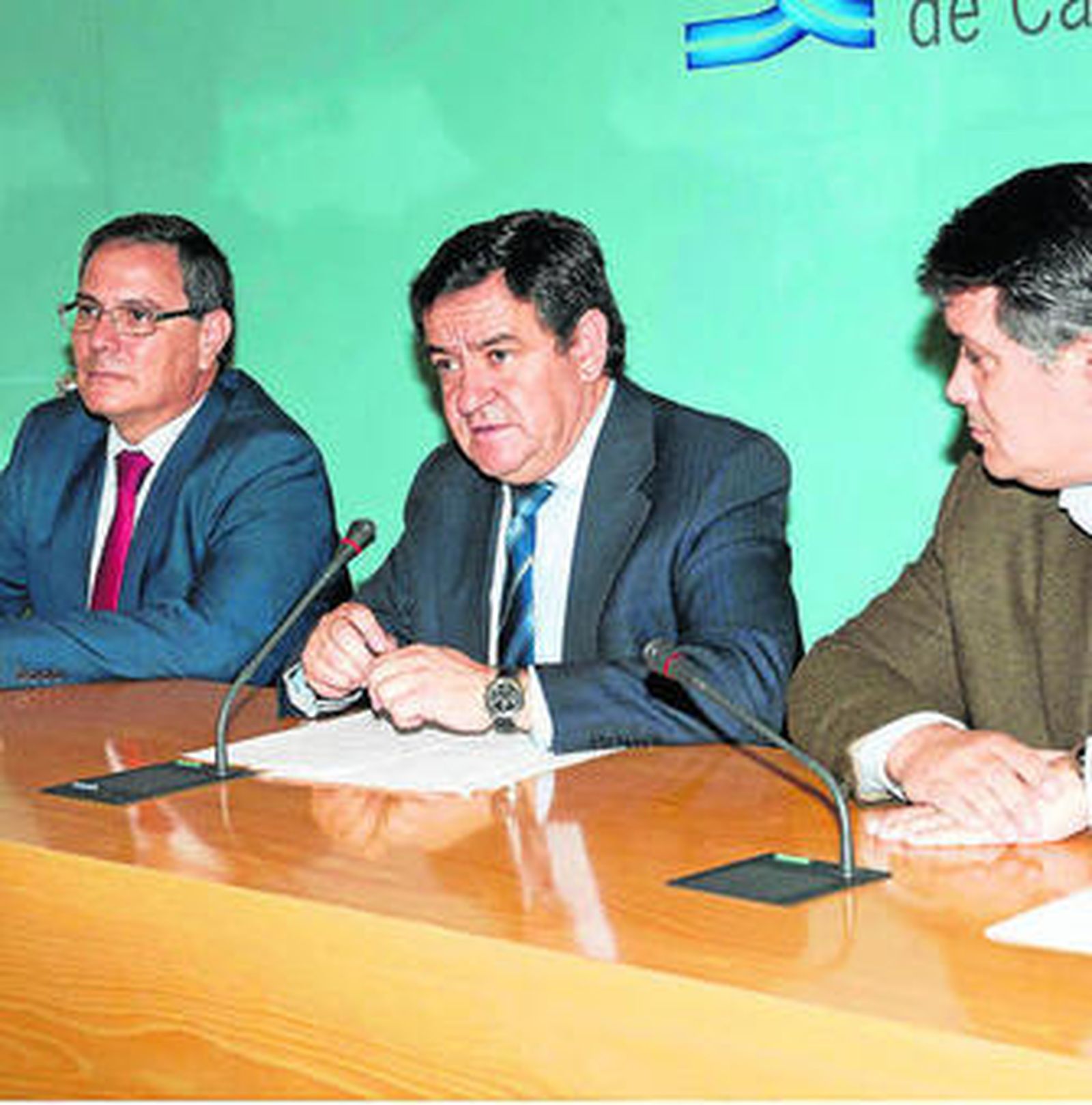 Bernardo Villar (i), José Loaiza e Ignacio Romaní, ayer en Cádiz.