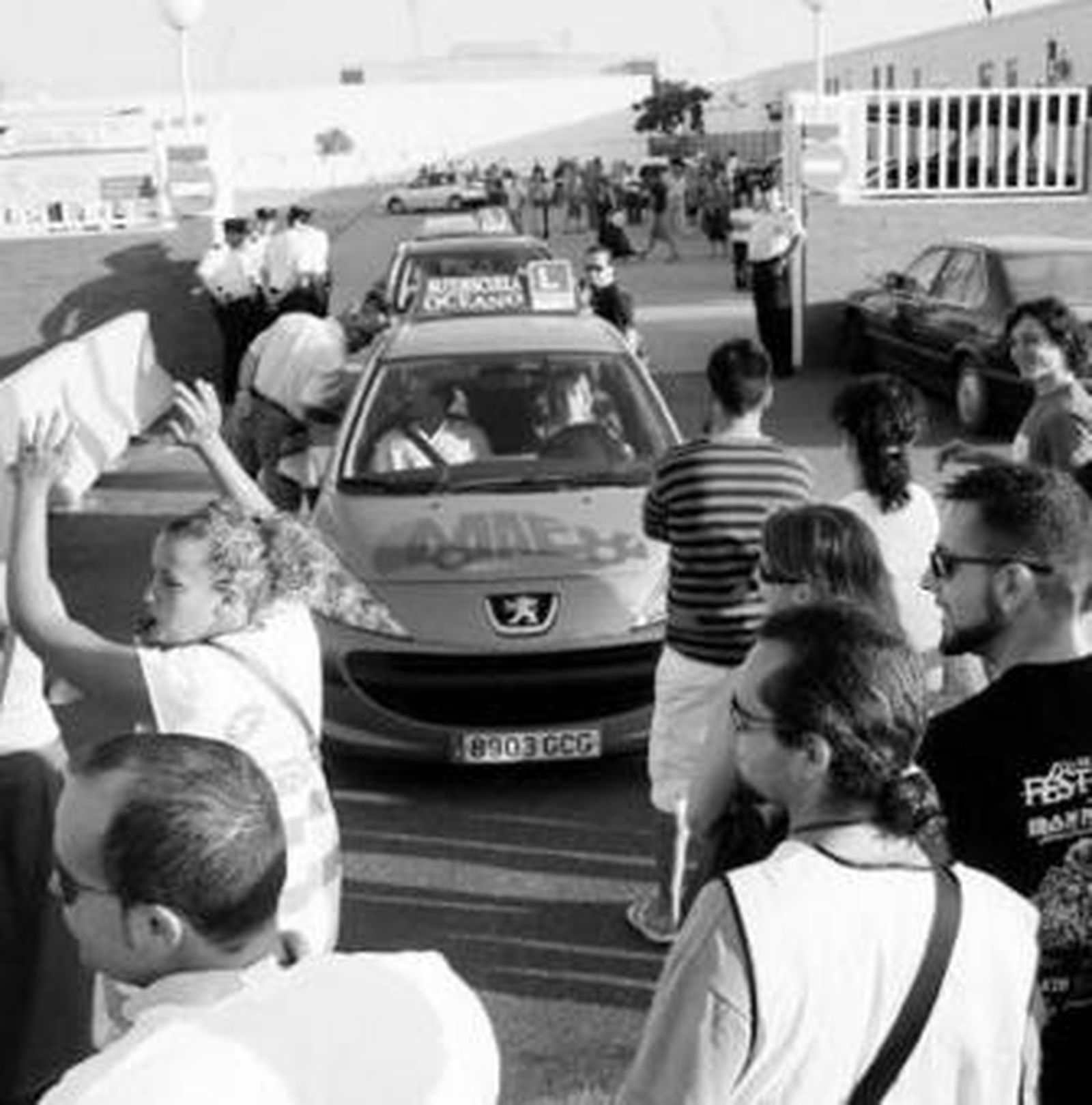 Varios manifestantes ayer  durante la protesta en el Polígono Polirrosa.