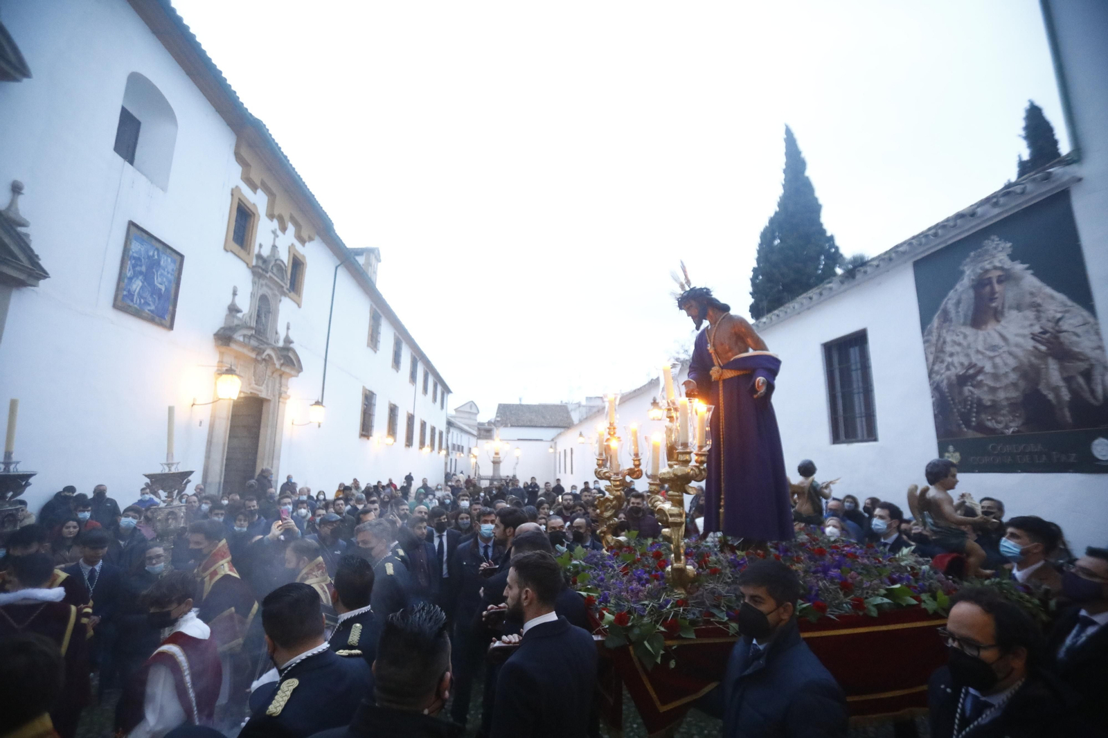 El vía crucis del Señor de la Humildad y Paciencia de Córdoba, en imágenes
