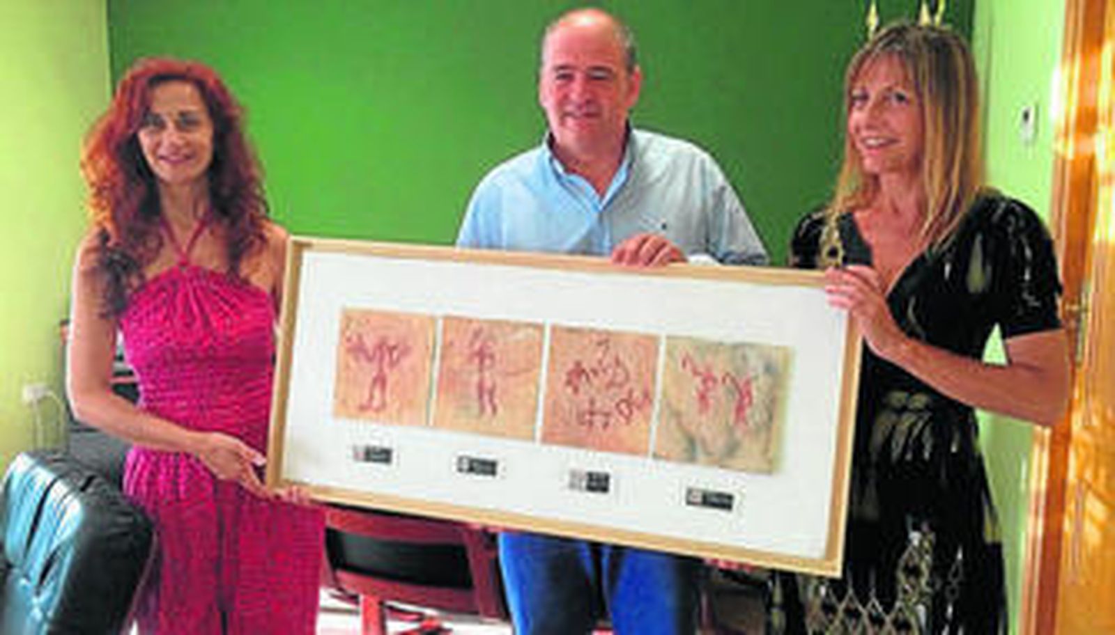 Isabel Calvente (i), Jorge Romero y Manuela Puerta, con una de las obras.