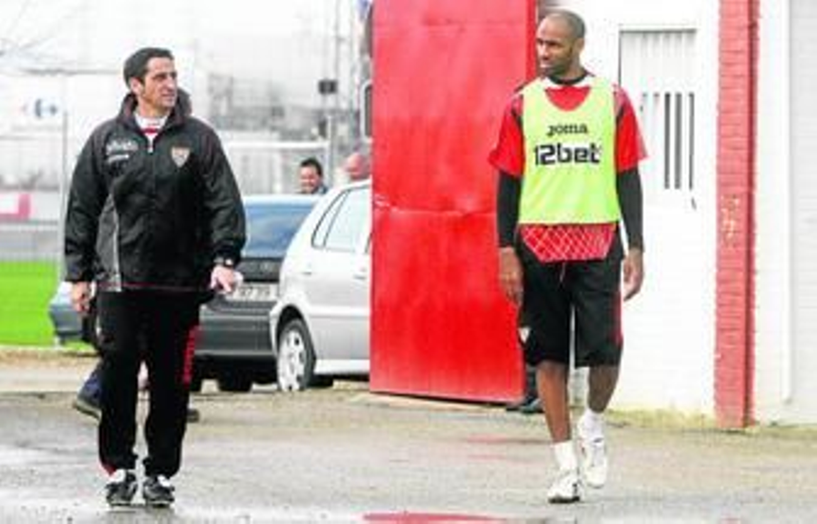 Jiménez dialoga con Kanoute, que está pendiente de su evolución.