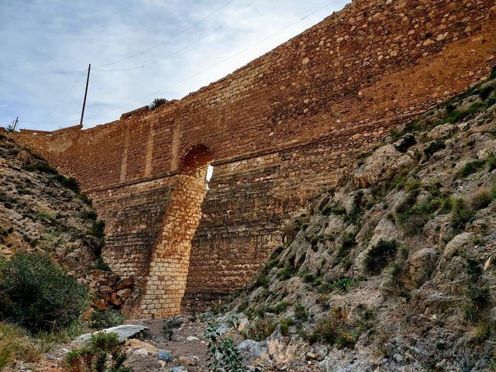 Cara norte del puente de Bayyana.