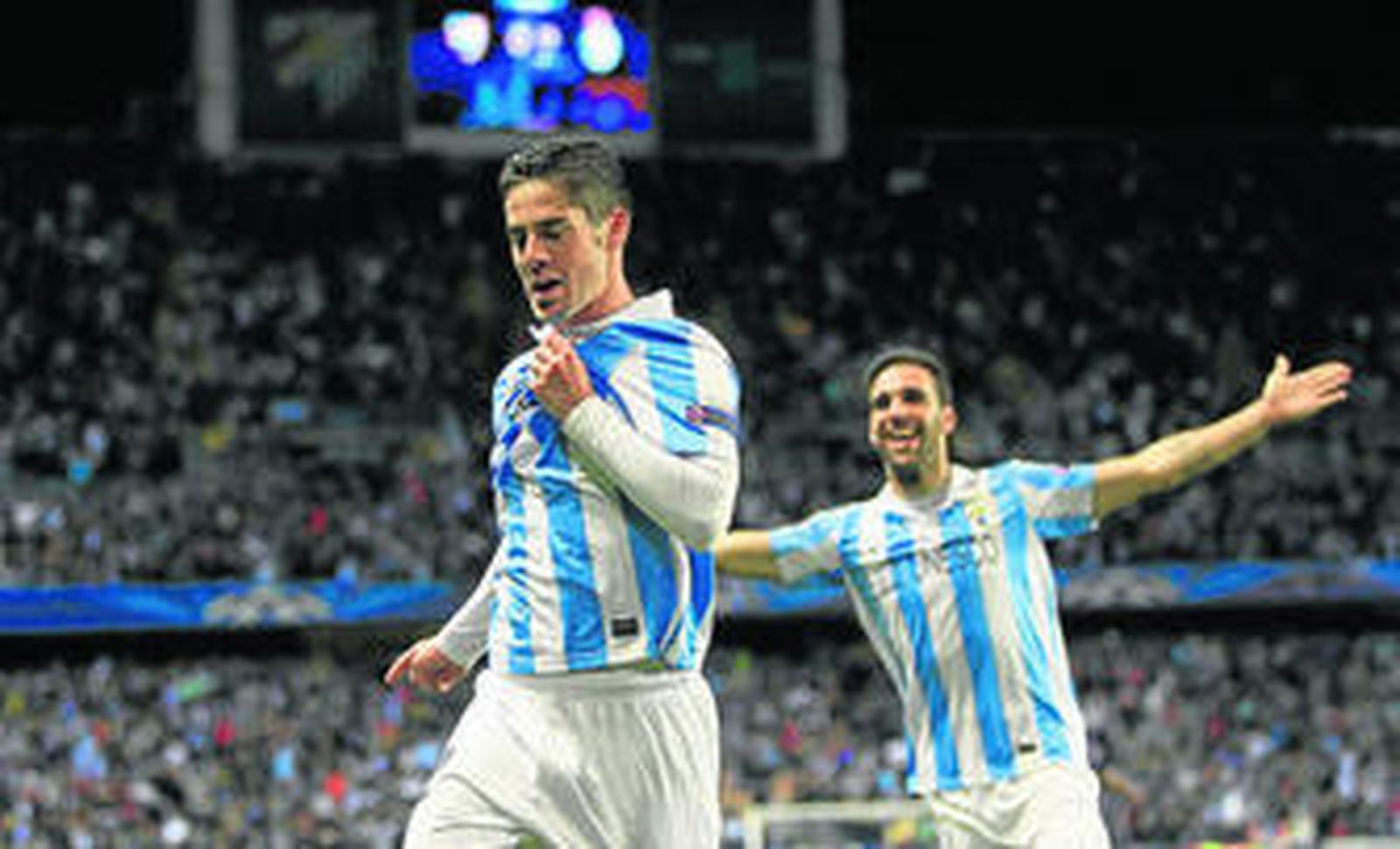 Isco celebra el primer gol del Málaga, el que igualaba la eliminatoria, con Jesús Gámez detrás.
