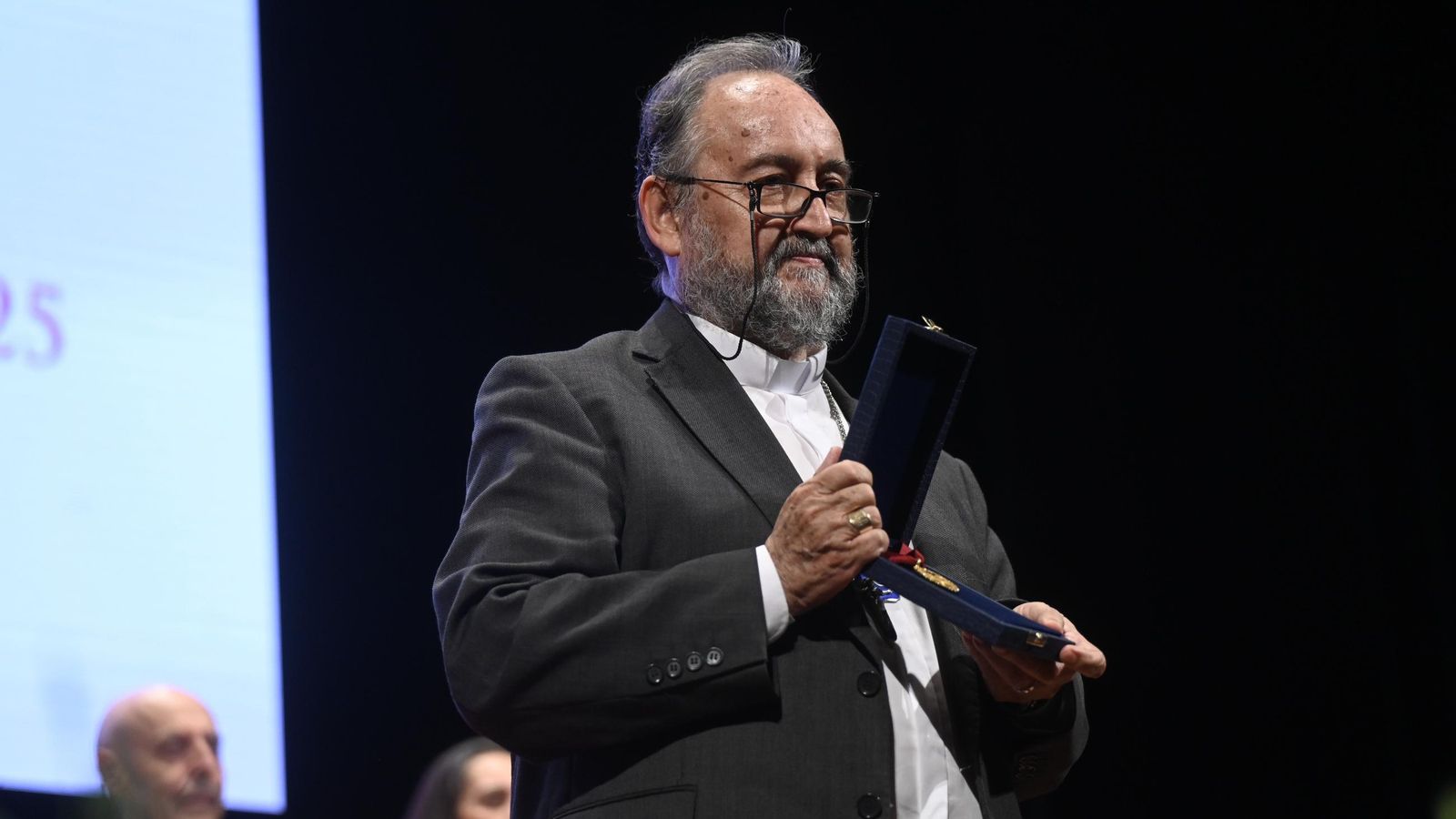 Juan José Aguirre, obispo de Bangassou, muestra el galardón al público.