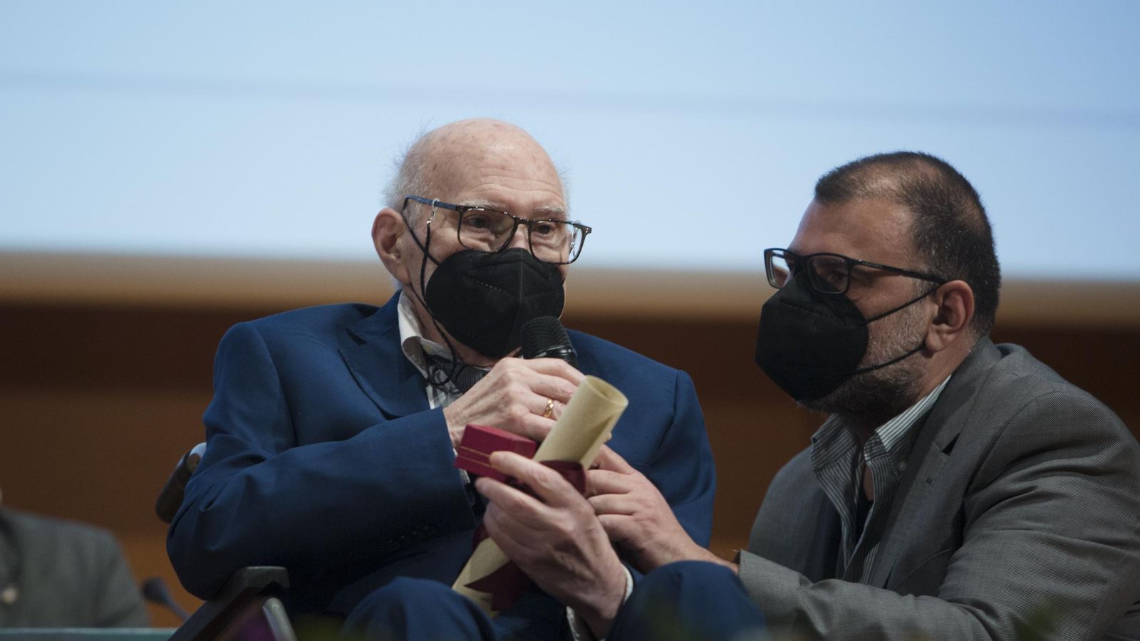 Nando Benítez, junto a su hijo, el  también escultor Fernando Benítez, el día que recibió su nombramiento como Hijo Predilecto de Cádiz