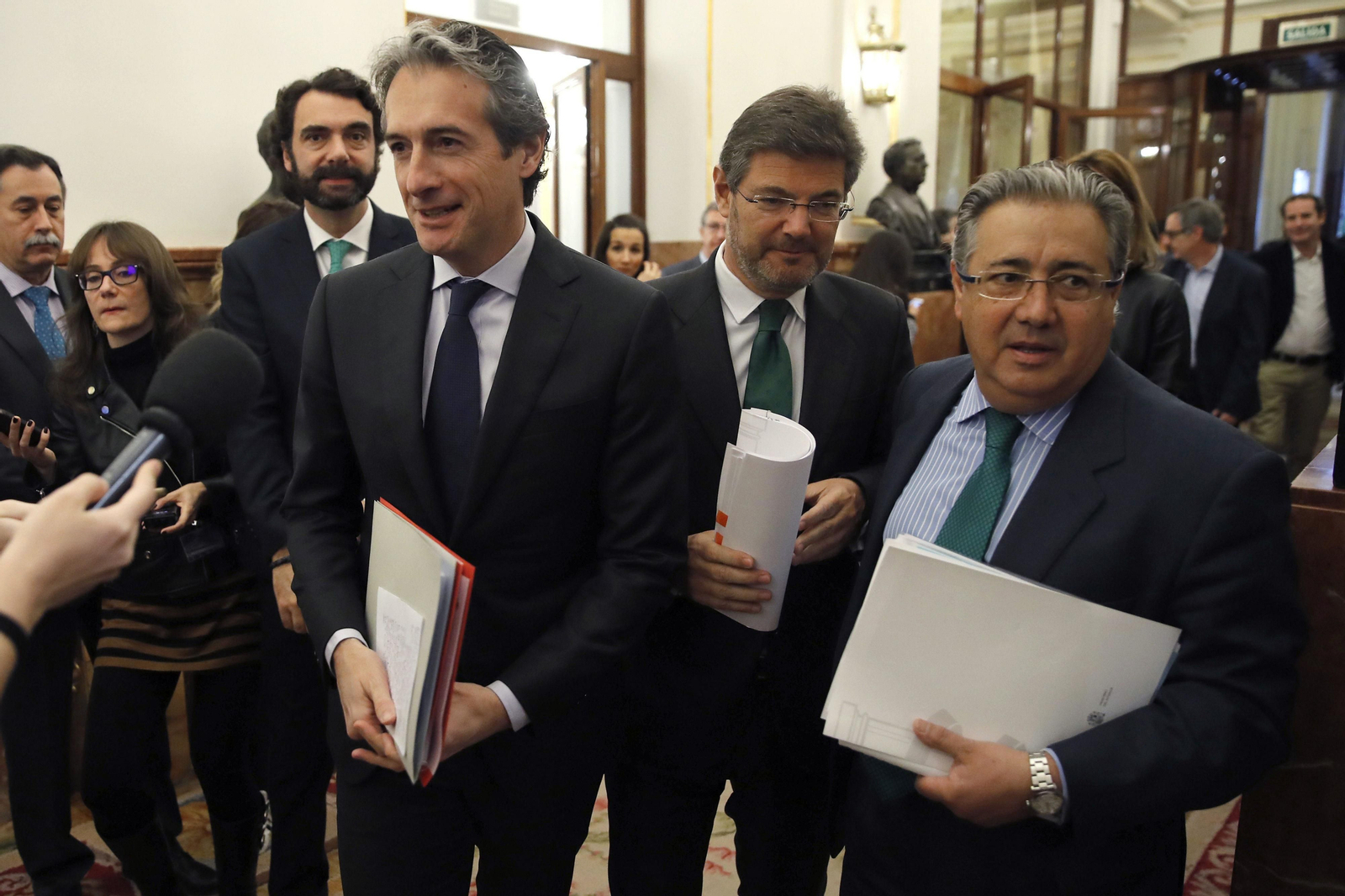 El ministro de Fomento, Íñigo de la Serna, junto a los de Justicia, Rafael Catalá, e Interior, Juan Ignacio Zoido, ayer en el Congreso.