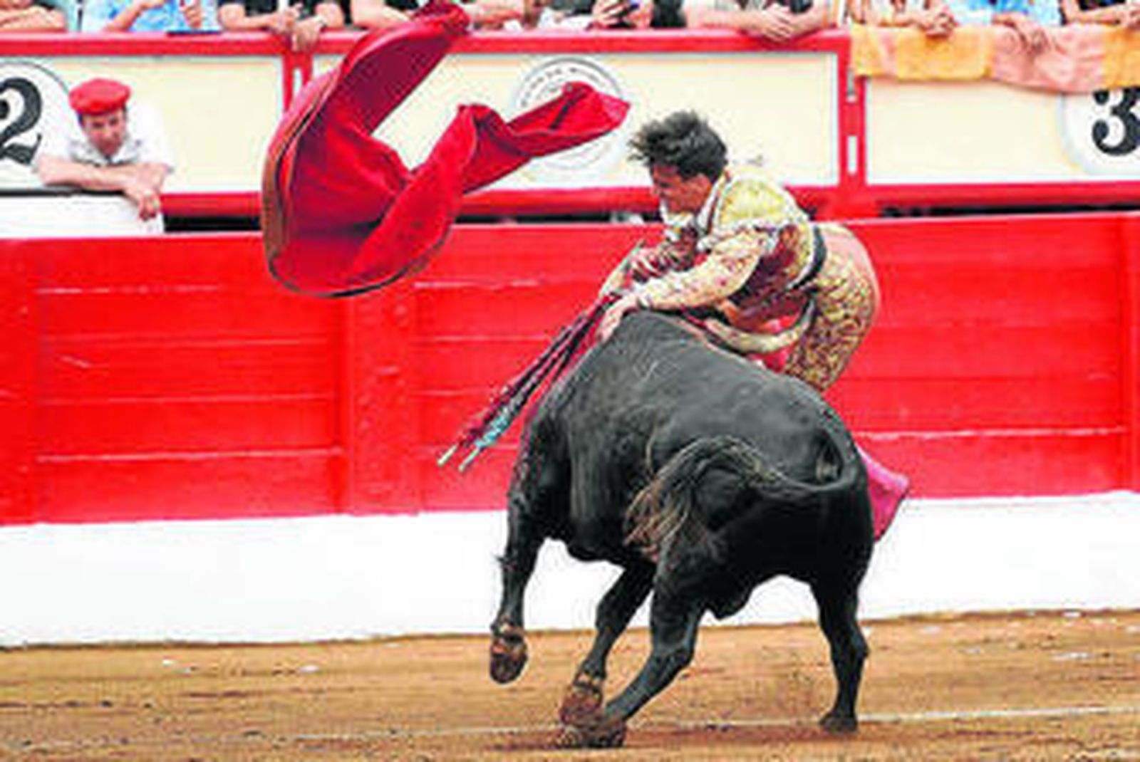 Gonzalo Caballero cayó herido grave al entrar a matar a su primer toro.