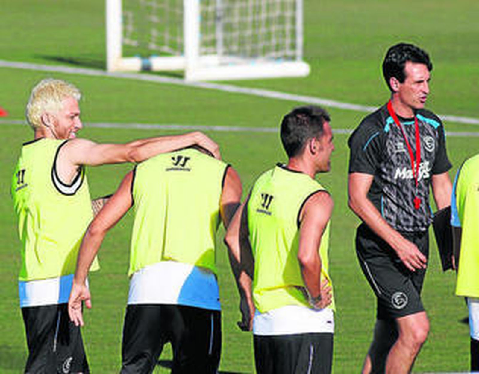 Cicinho, con el pelo tintado, ante Fernando Navarro y Emery.