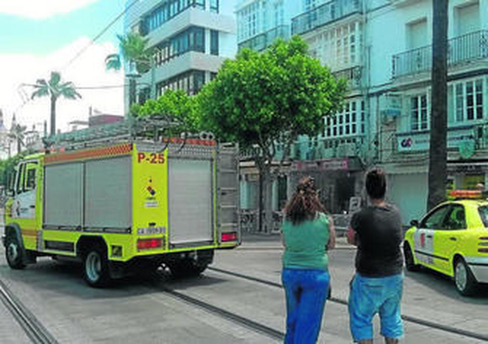 Los bomberos, durante su intervención en el establecimiento colindante a la plaza del Rey.