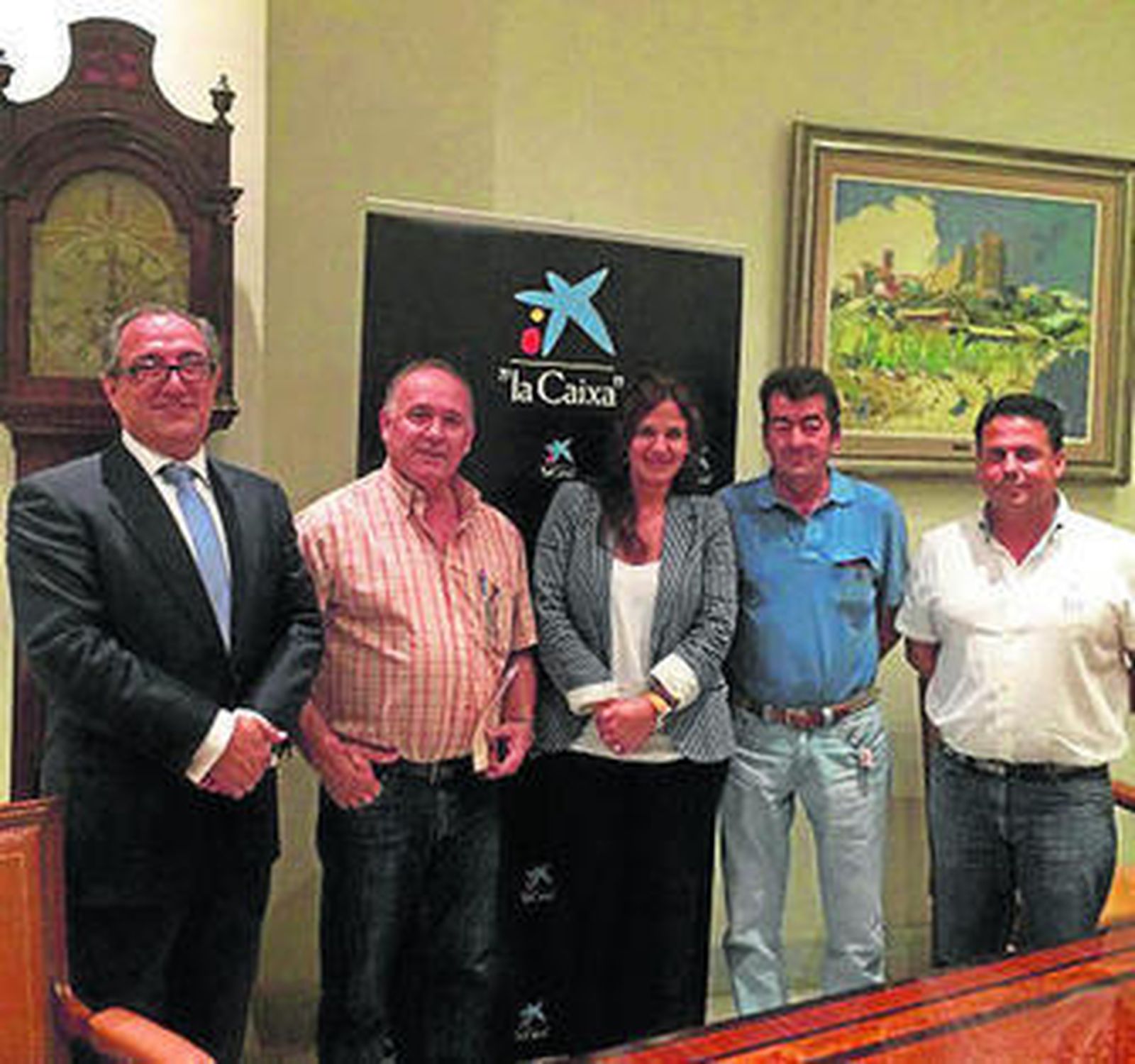 El delegado de zona de La Caixa, ayer con los alcaldes de las tres pedanías.