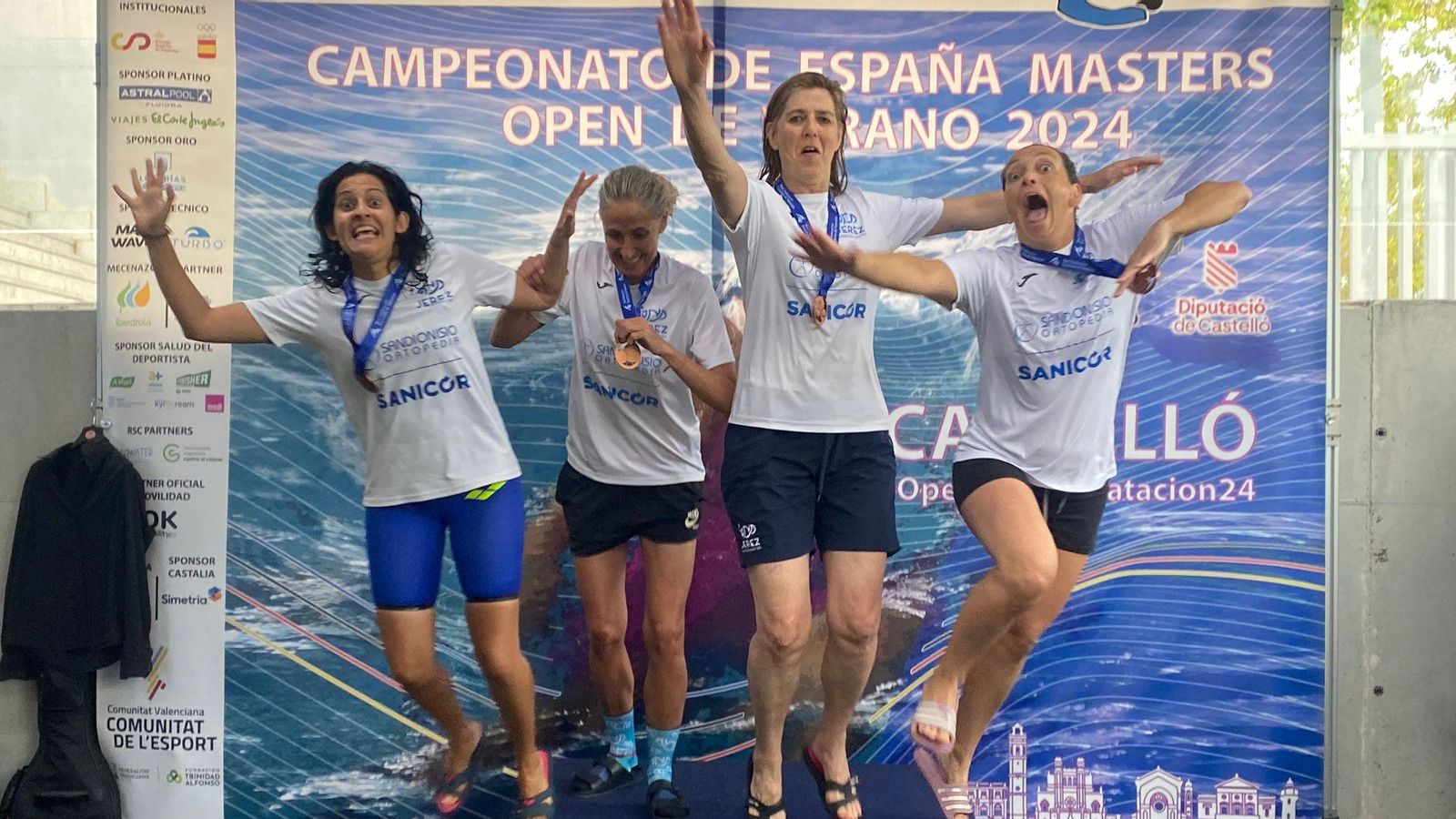 Celebración del triunfo de uno de los relevos femenino, con Moriana, Alcaine, Marín y Braña.
