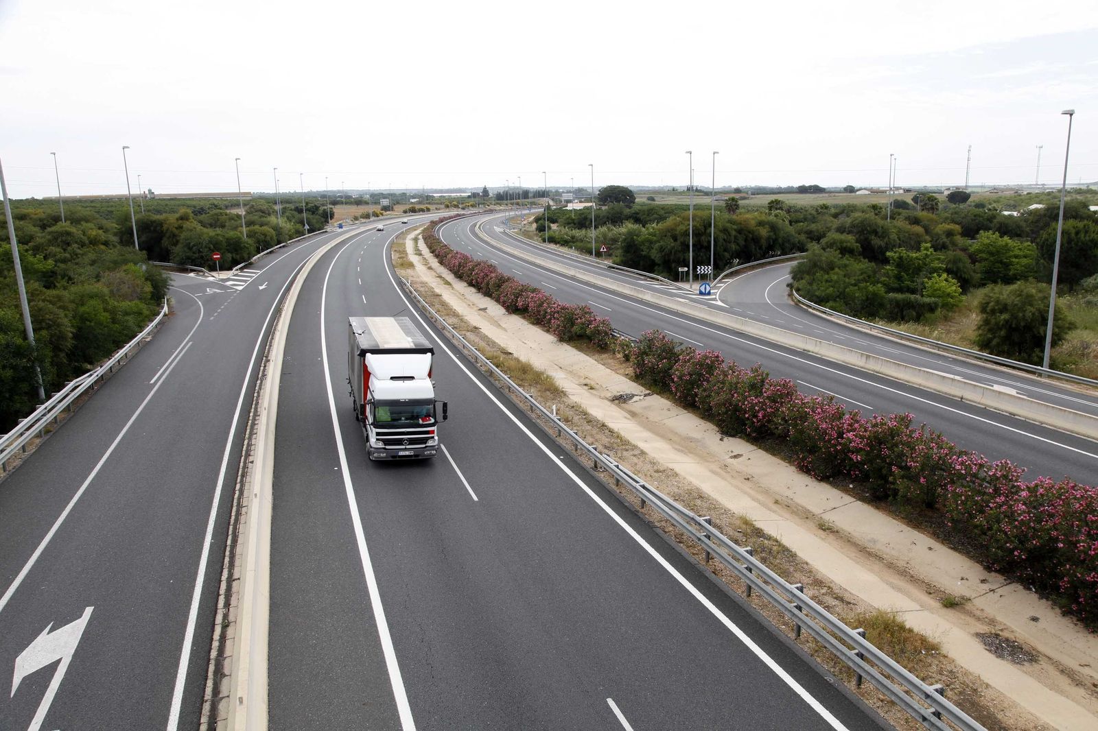 Panorámica de la autovía A-49 desde uno de los puentes que la cruzan, con luminarias que no se encienden por la noche.