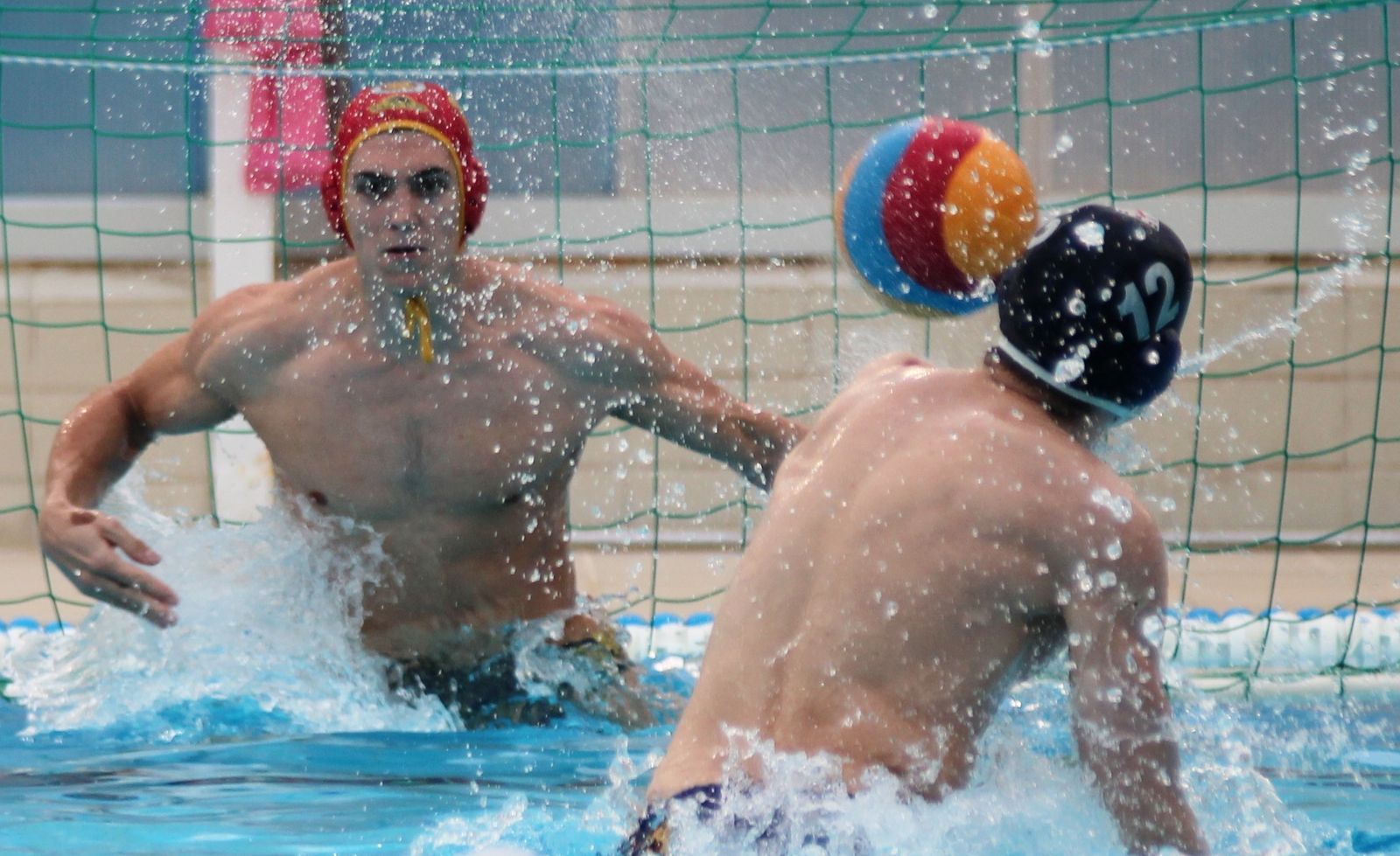 El guardameta Alfonso López intenta detener un penalti.