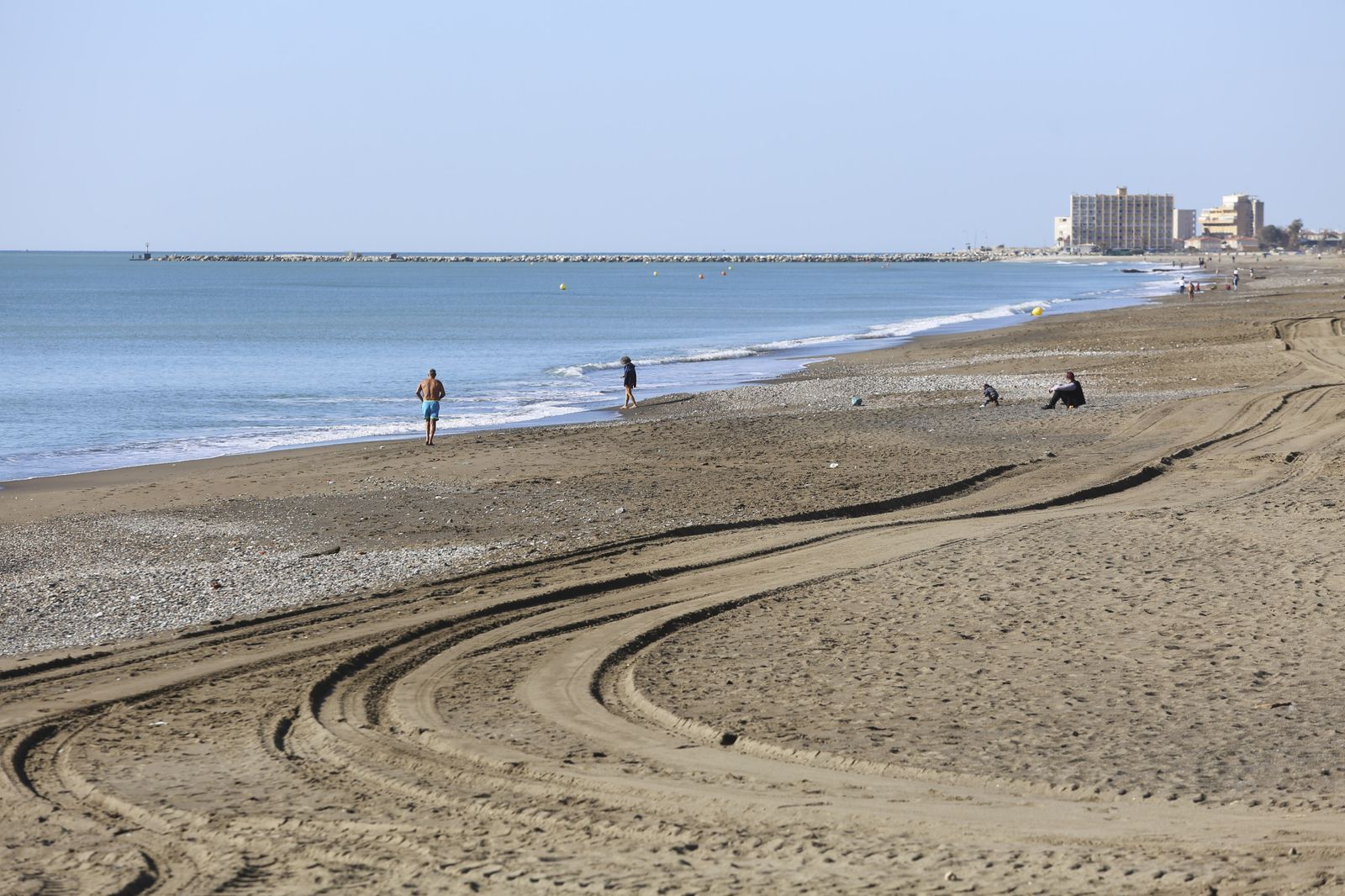 Fotos de los arreglos en las playas de Málaga, que no impiden a los malagueños disfrutar del buen tiempo