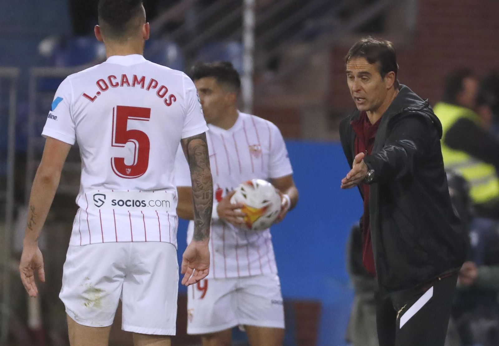 Lopetegui hace una indicación a Ocampos.