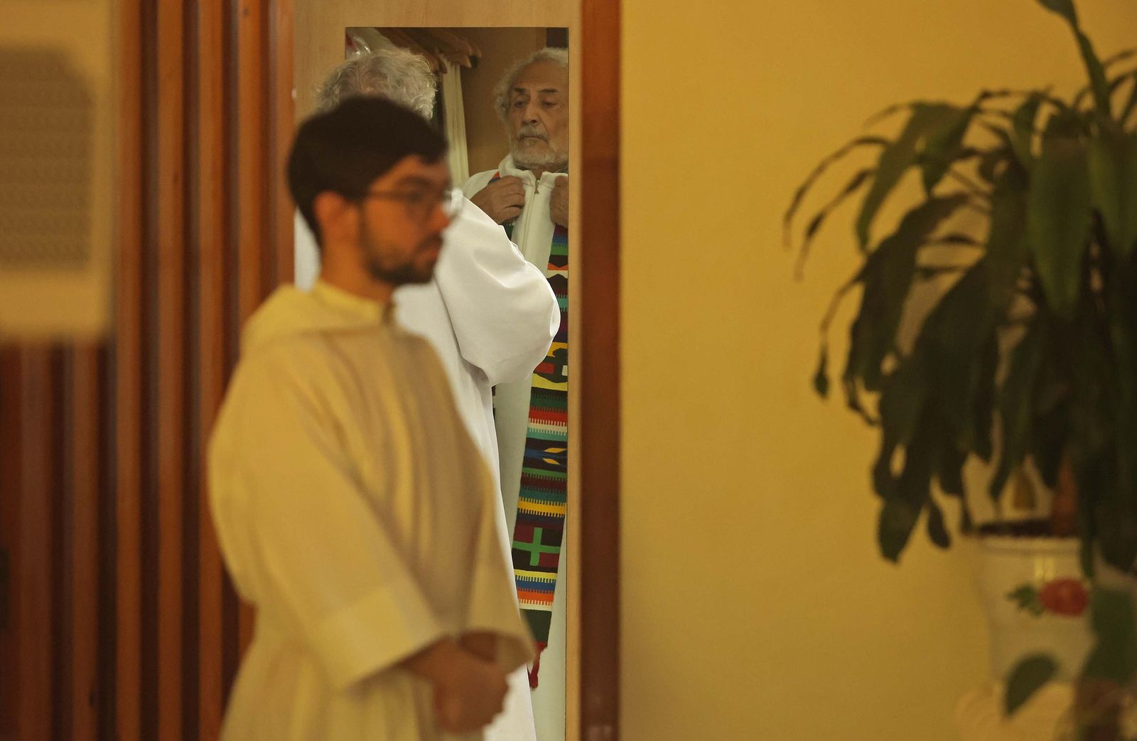 Fotos de la misa conmemorativa de los 50 años de dedicación del padre Pedro a la parroquia y al barrio de La Piñera