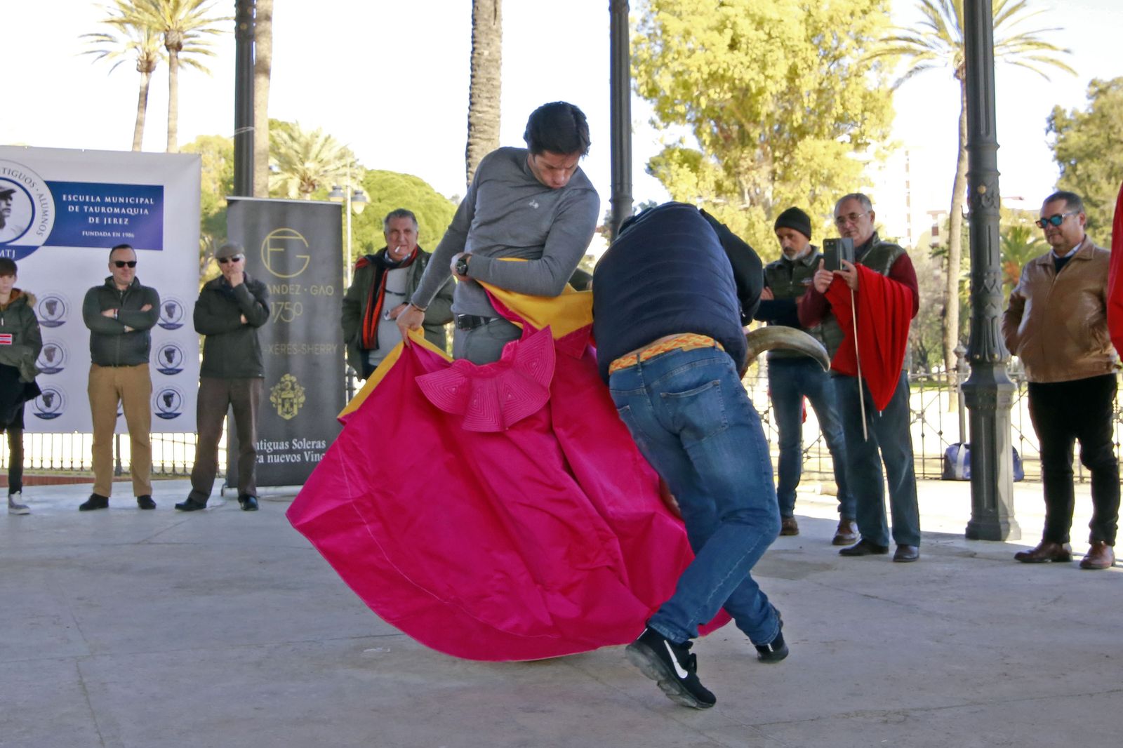 Canales Rivera con los jerezanos de la Asoc. de Antiguos Alumnos de la Escuela Municipal de Tauromaquia de Jerez