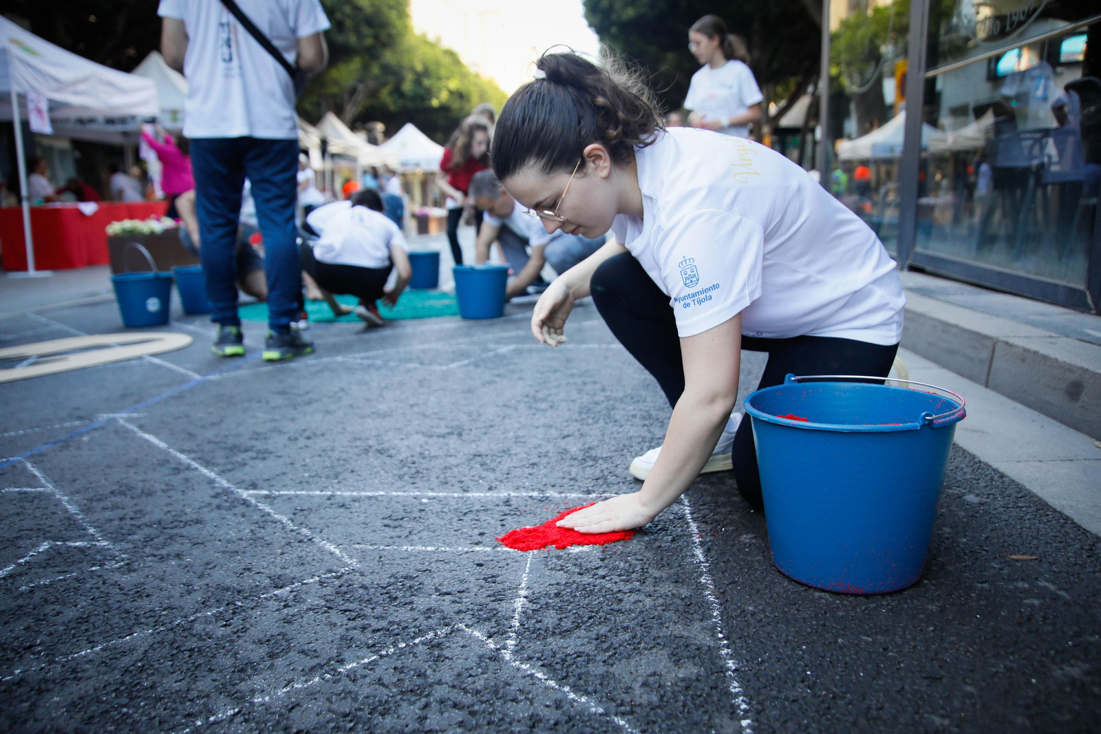 Así es la alfombra de serrín de 60 metros en el Paseo de Almería, en imágenes.