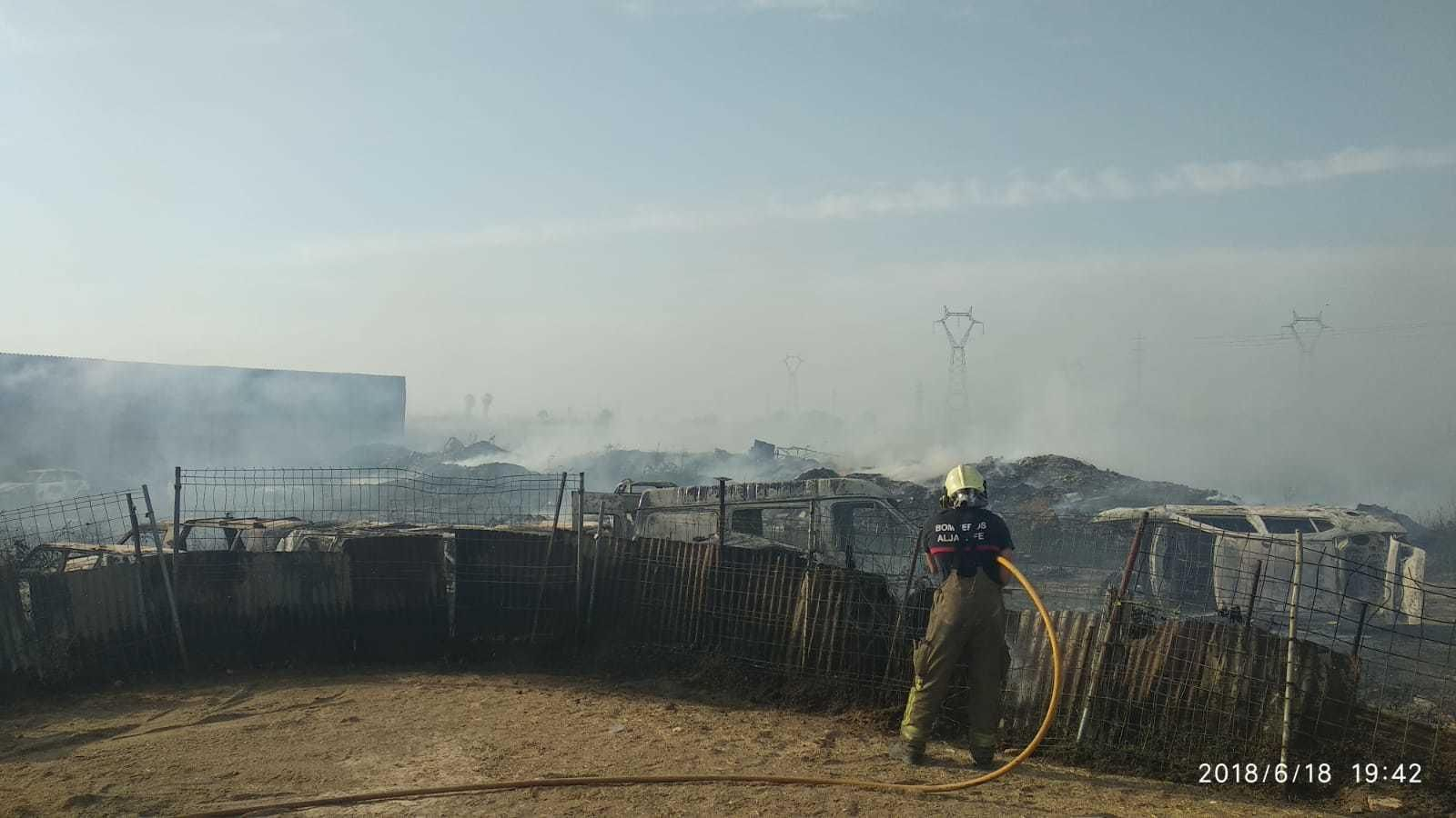 Foto cedida por los bomberos, de la actuación en el incendio de Camas.