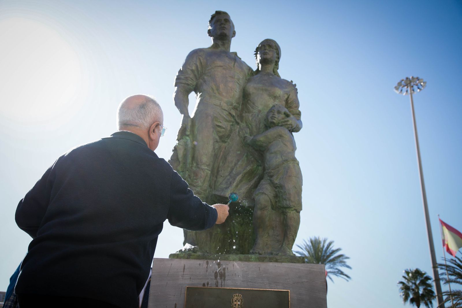 Imágenes de la inauguración sobre escultura ‘Familia Marinera’, del escultor Francisco Javier Galán, en homenaje a las familias de pescadores en Pescadería-La Chanca
