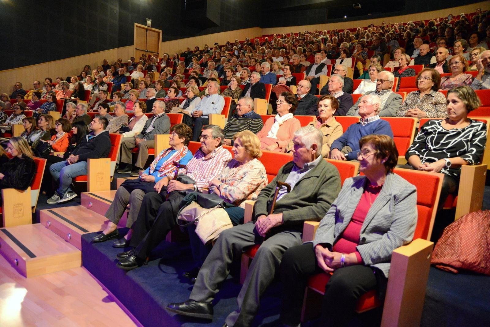 Cientos de asistentes en el Teatro Municipal Villa de Torrox Cientos de asistentes en el Teatro Municipal Villa de Torrox