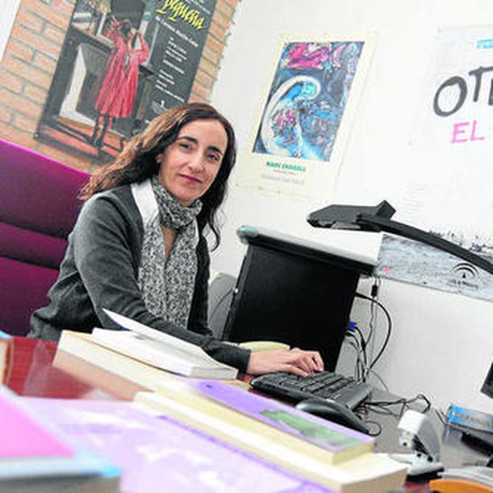 La investigadora María Isabel Navas en su despacho en la Facultad de Humanidades de la UAL.