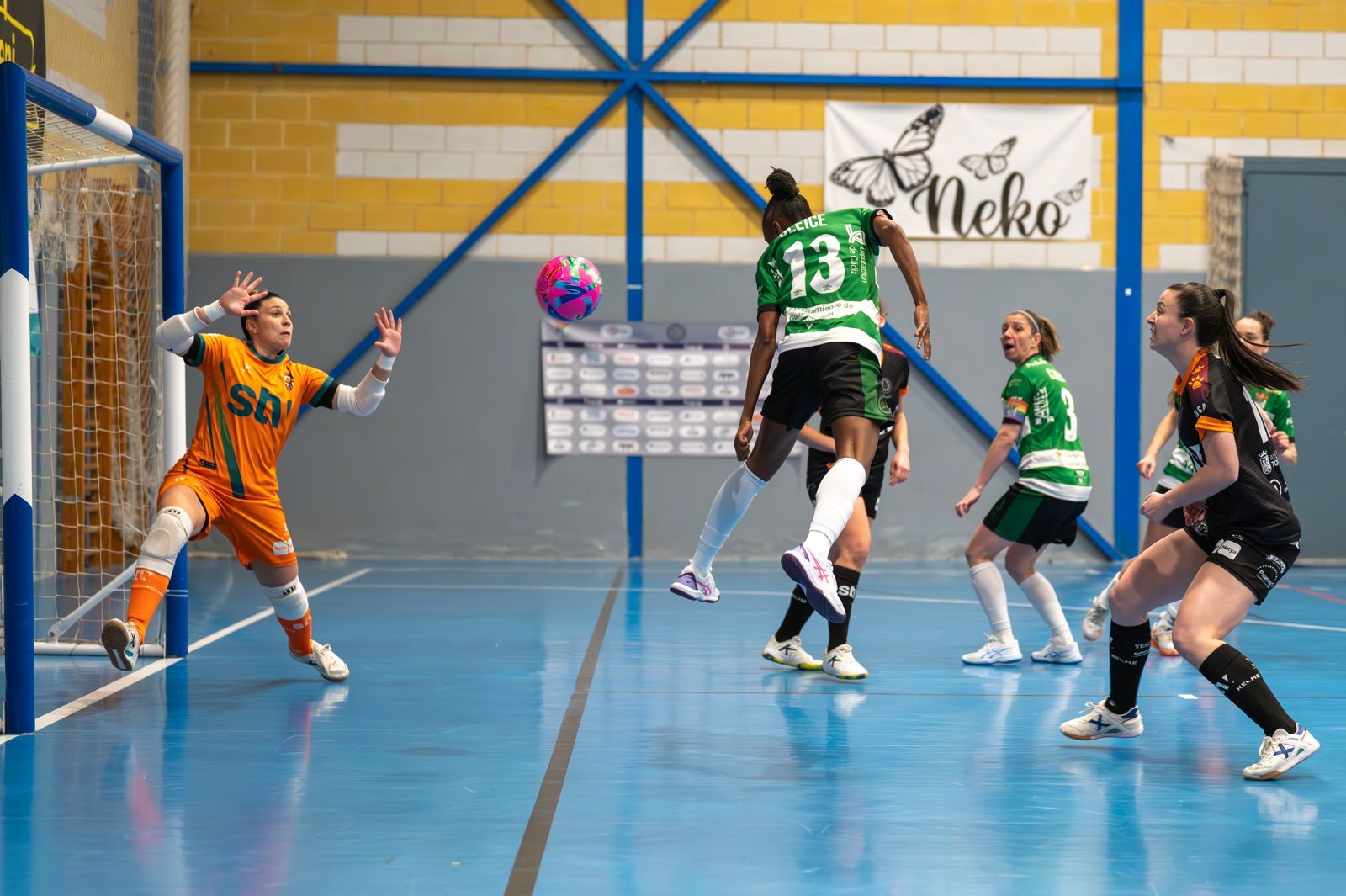 Gleice intenta sorprender a la meta Cristina, en un lance del partido.