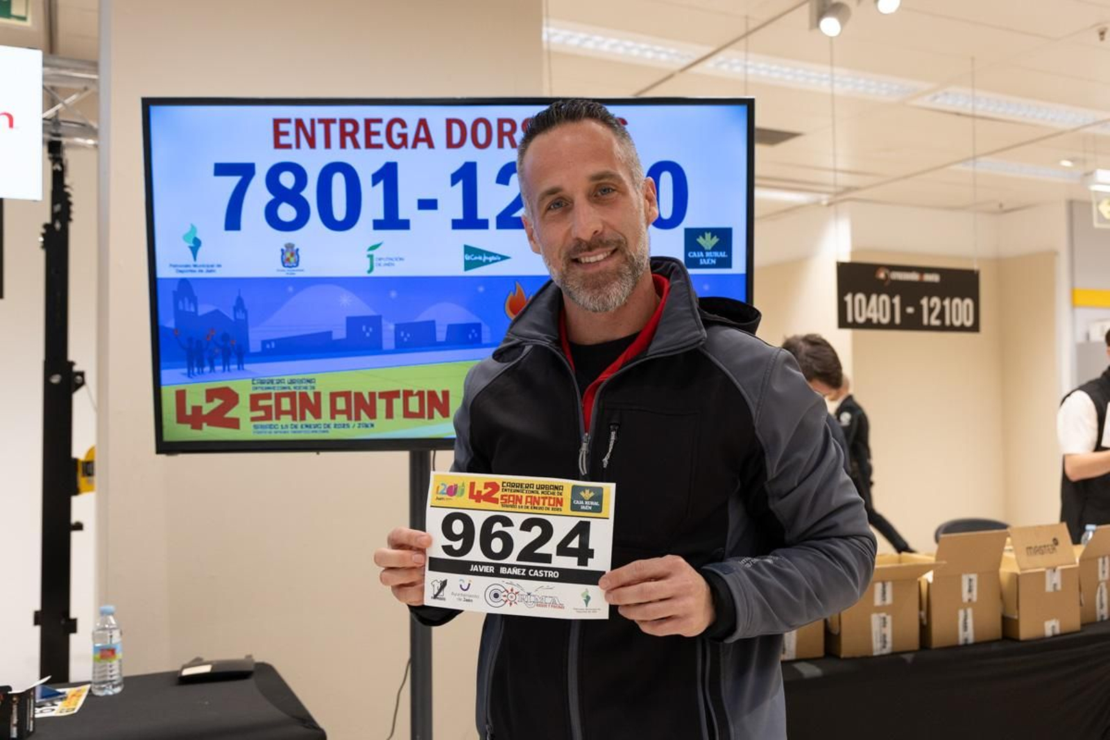 En imágenes: buen ritmo en el inicio de la recogida de dorsales para la Carrera de San Antón