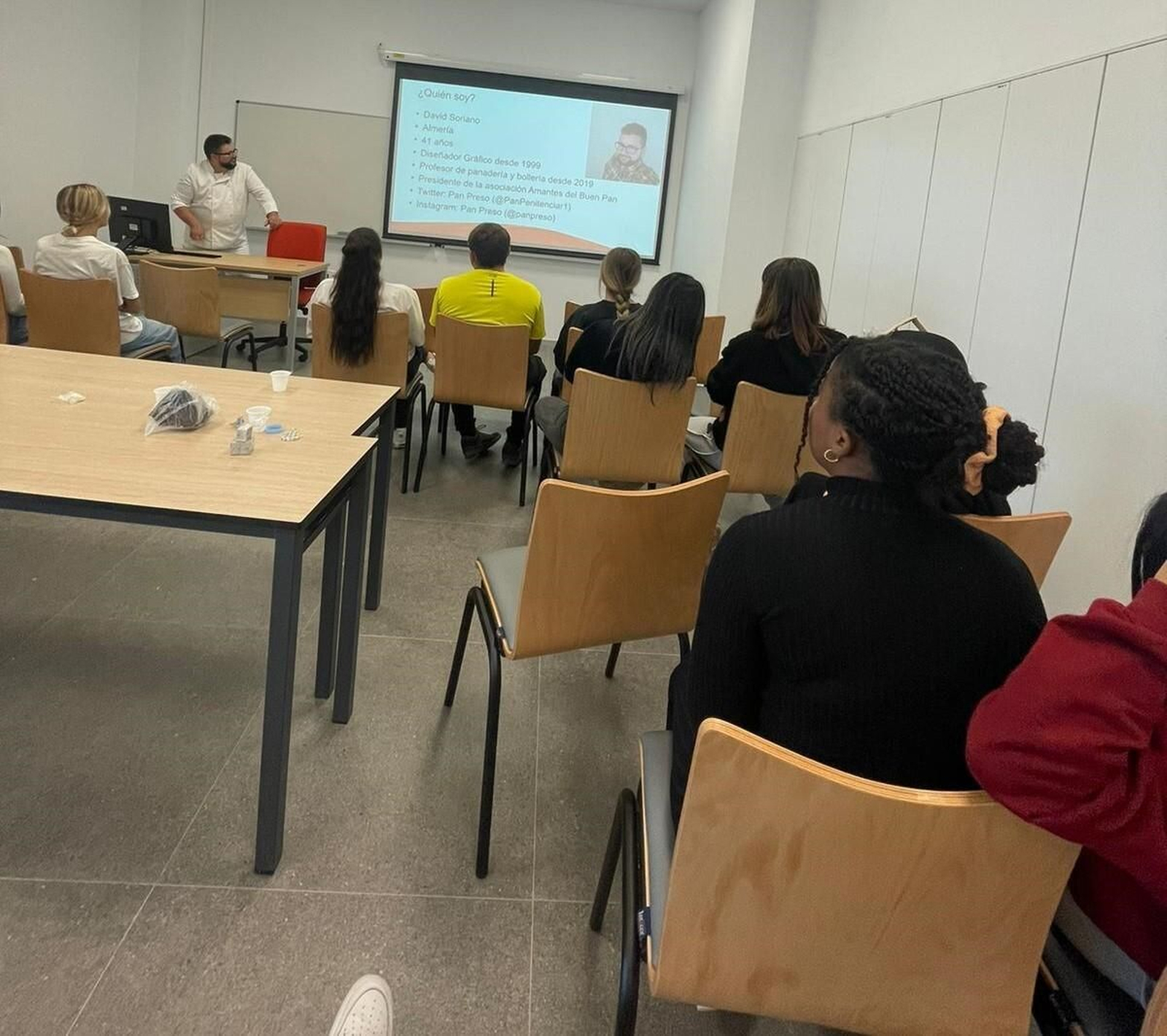 Vea cómo estudiantes de la UAL elaboran el 'Pan de Agua de Mar del Paraje Natural Cabo de Gata'