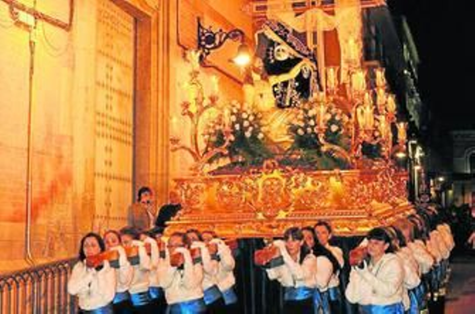 El paso de Nuestra Señora de las Angustias portado por sus jóvenes costaleras la noche del martes.