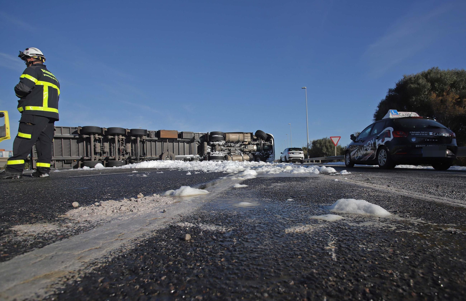 Fotos del camión volcado en la A7 en Los Barrios