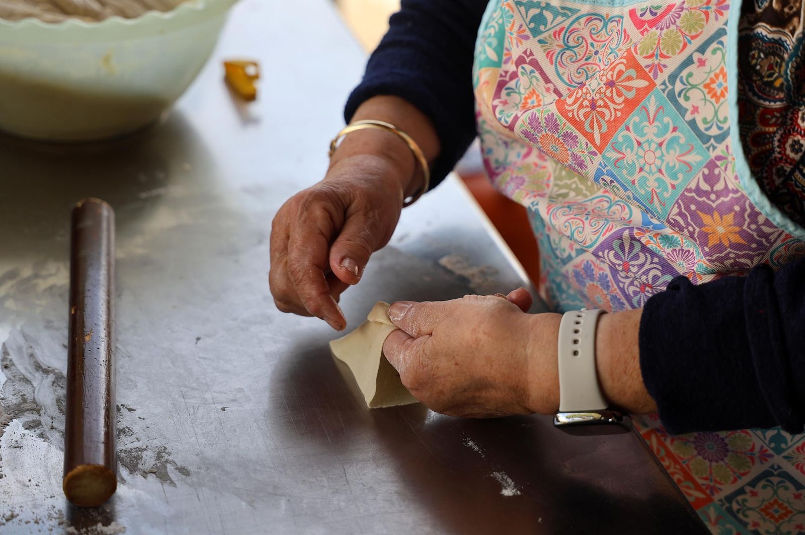Imágenes de la elaboración de dulces de Cuaresma por los vecinos del Barrio Obrero