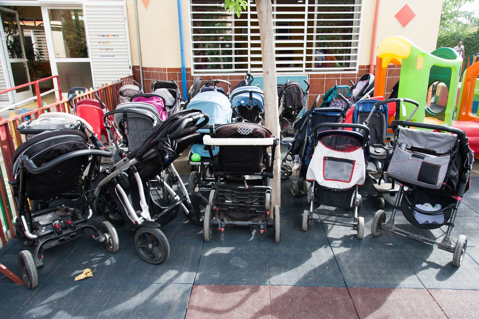 Carros a las puertas de una escuela infantil.