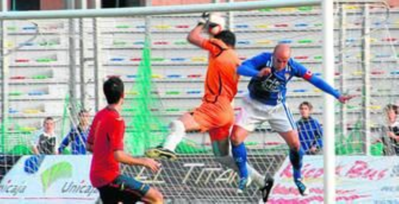 El capitán del equipo isleño, Diego Castillo, intenta el remate ante la oposición del cancerbero palaciego, Javi Muñoz.