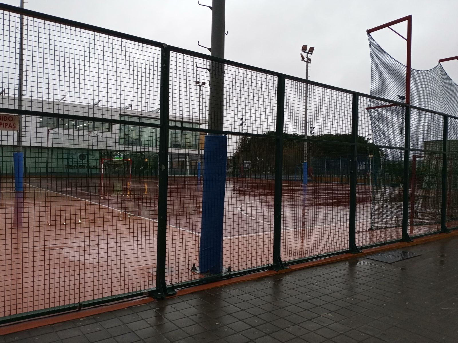 Imagen del polideportivo de La Palma cerrado por orden municipal con motivo de la tormenta Elsa.