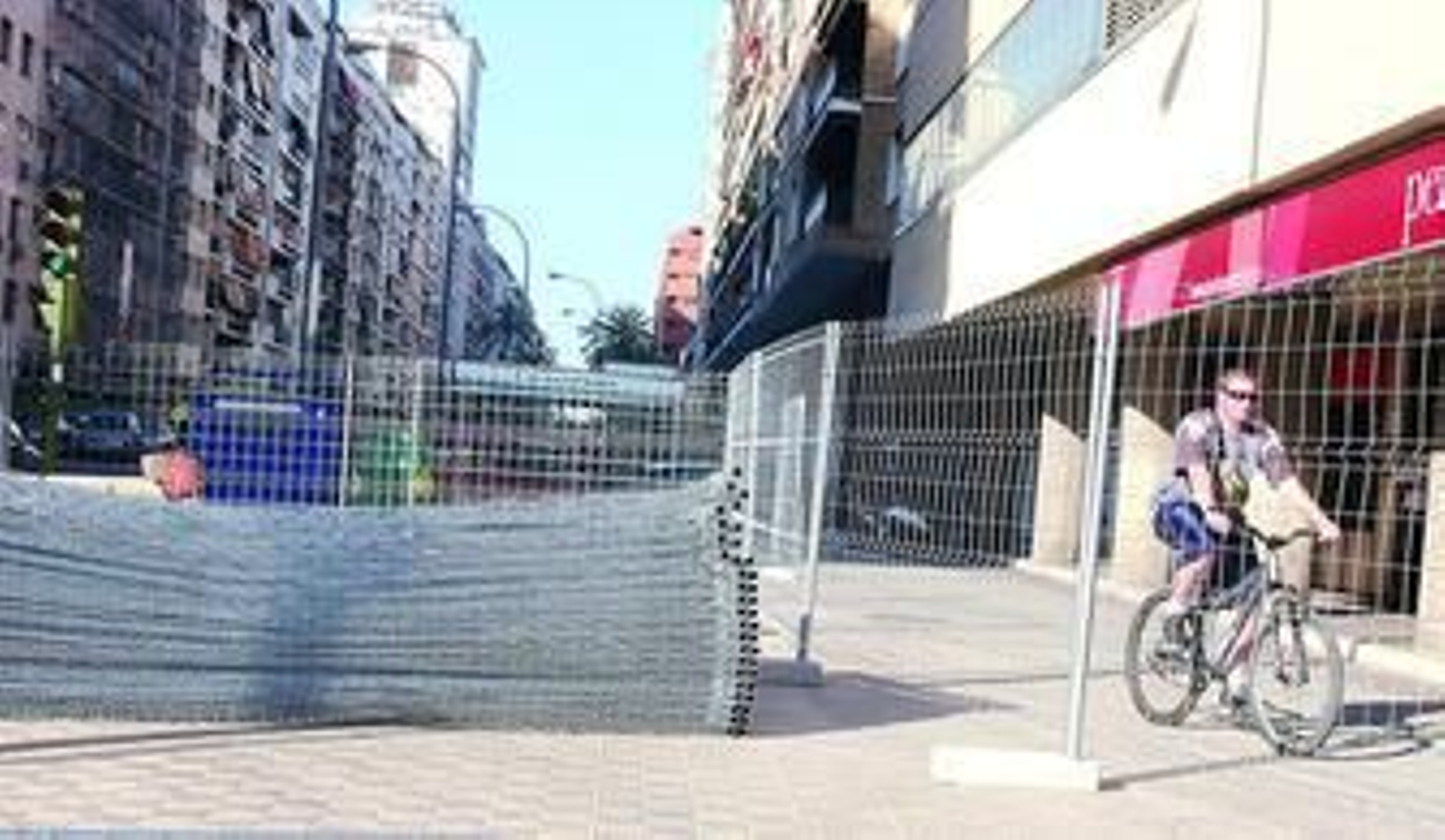 Vallas de obra apiladas ayer en República Argentina para el comienzo de los trabajos de ejecución del carril bici la próxima semana.