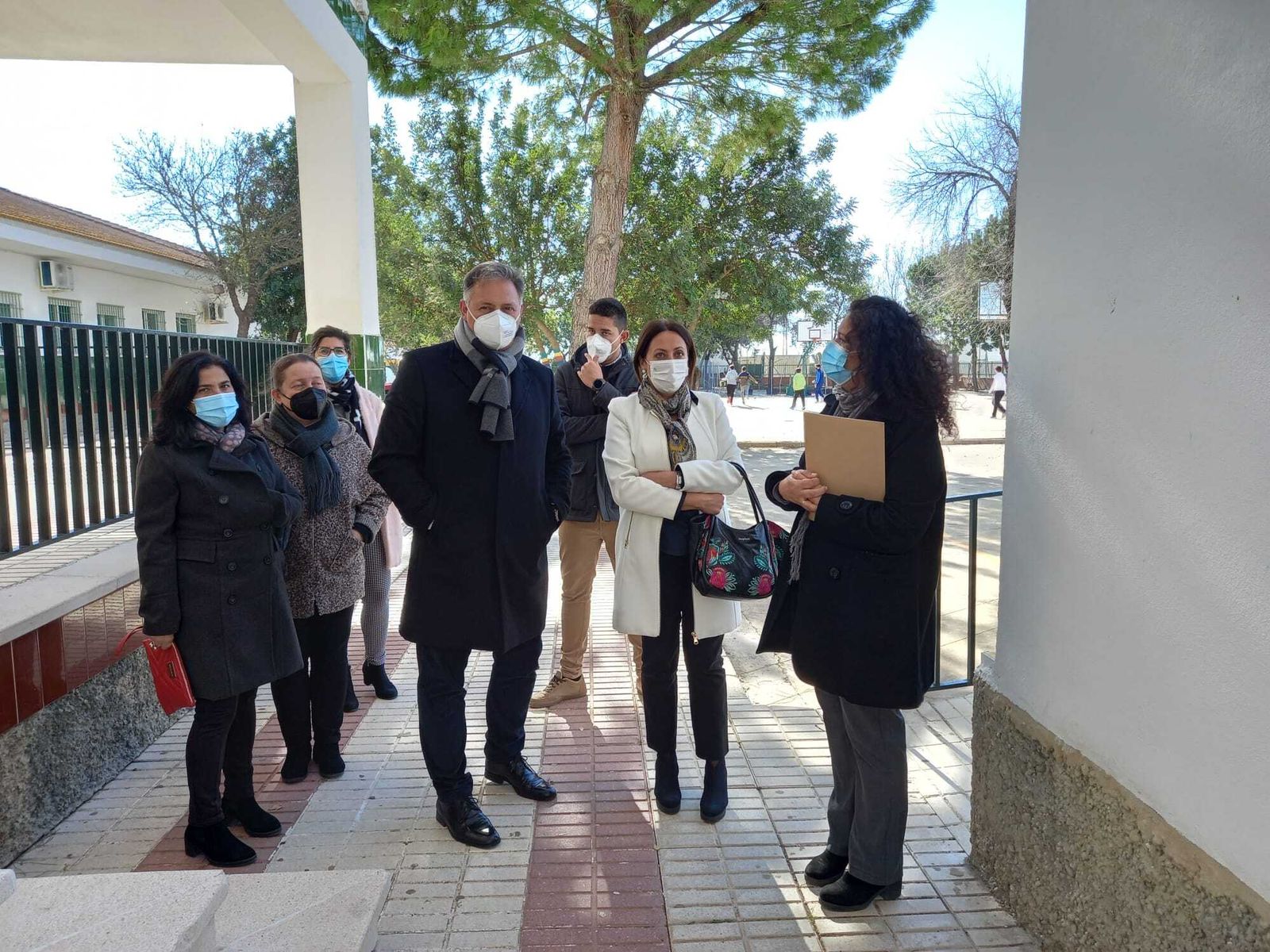 Visita de la delegada de Educación a los centros de Paterna del Campo.