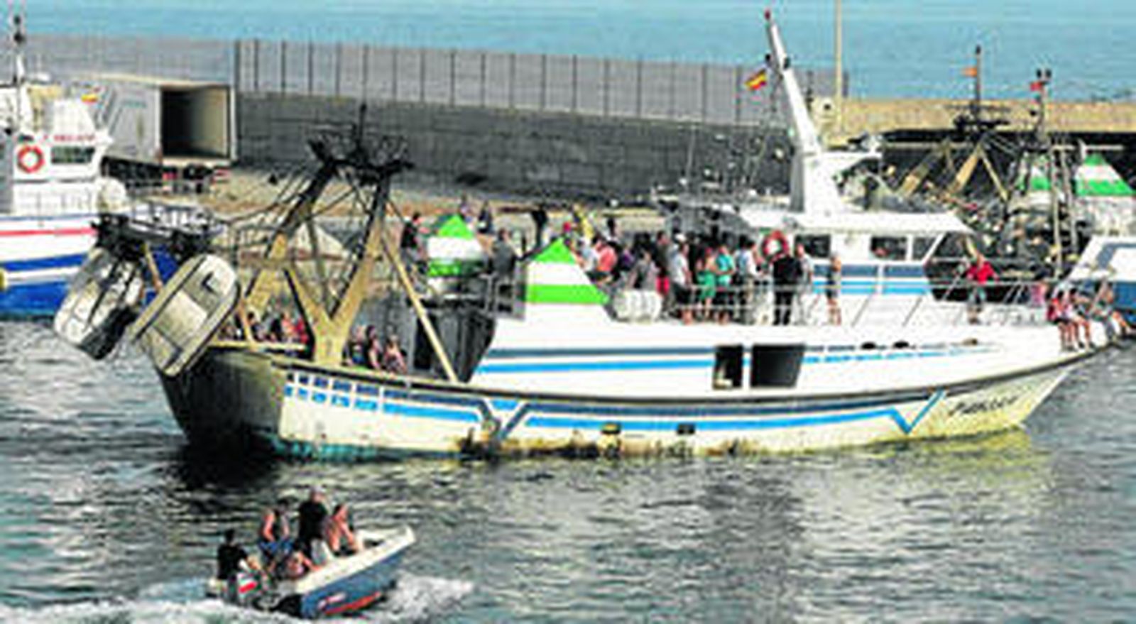 La embarcación El Nene fue la encargada de llevar a la Virgen del Carmen.