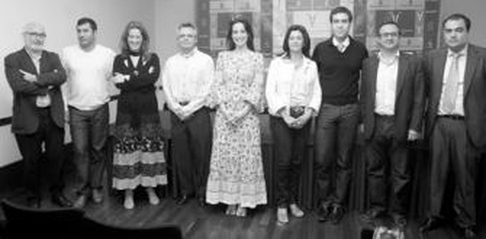 Parte del elenco artístico, técnico y patrocinadores en la presentación de 'Doña Francisquita', ayer, en el Villamarta.