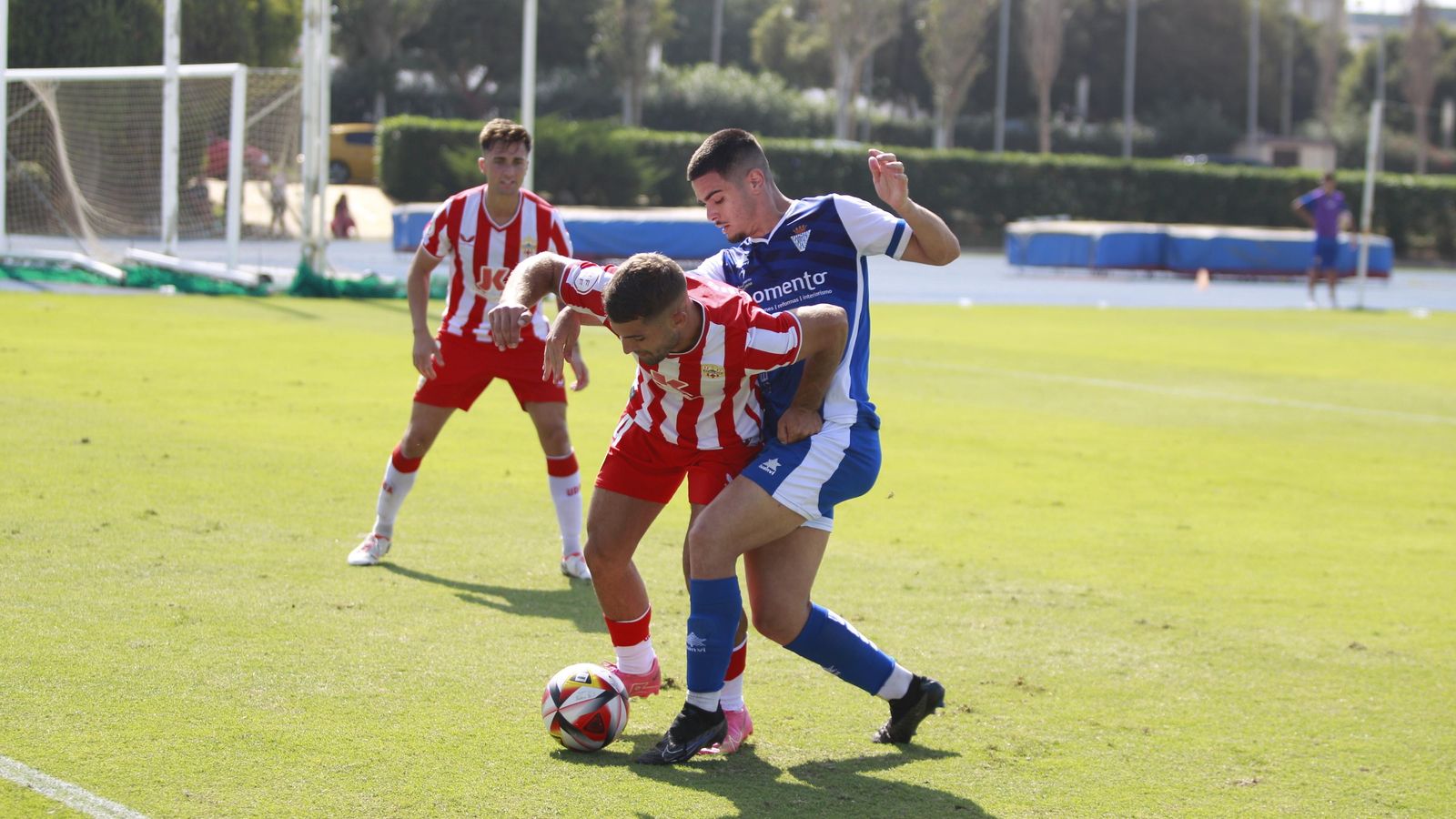 Luis Lara trata de sortear la entrada de un rival durante un partido de esta temporada.