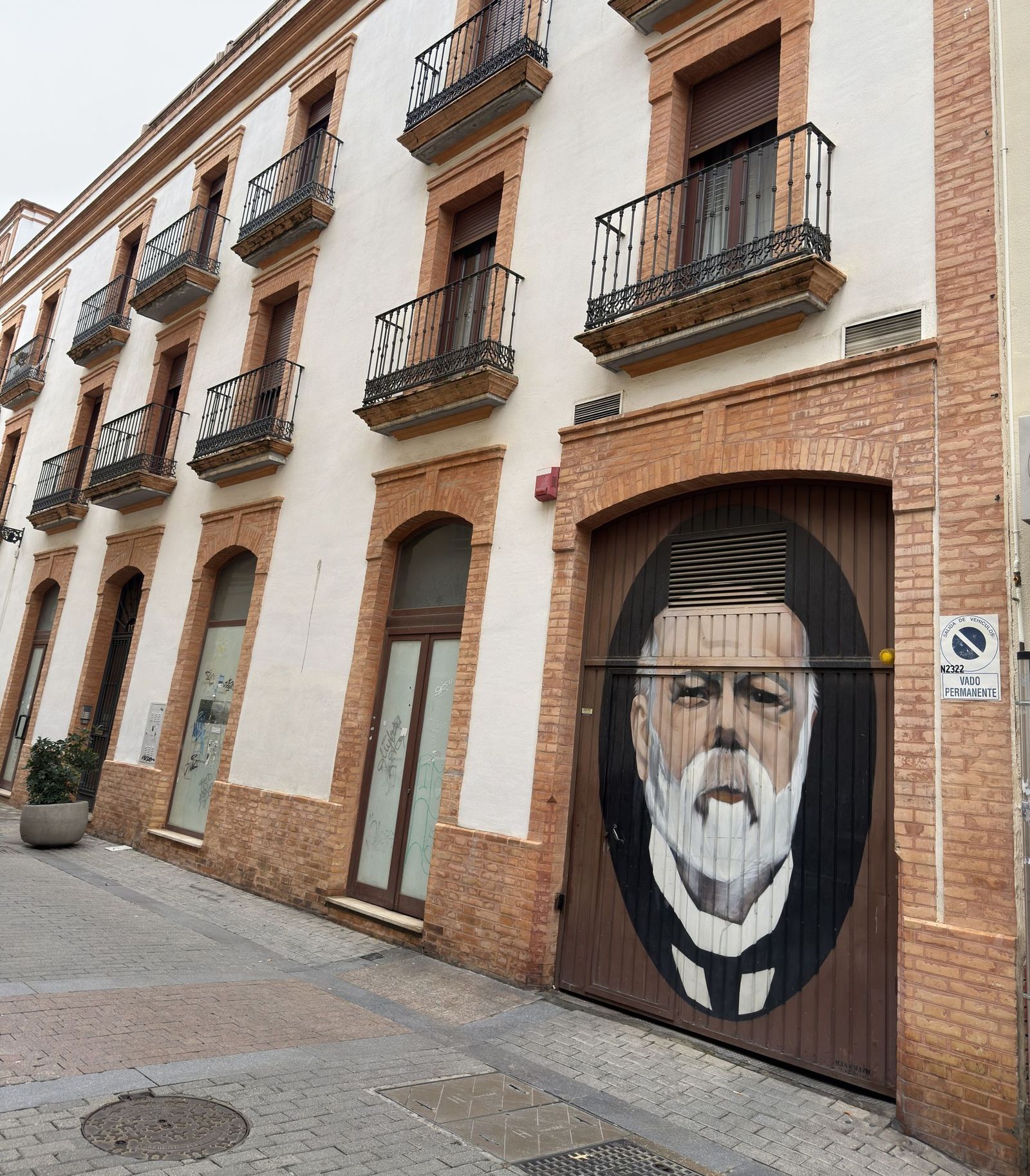 Grafitti portada cochera del edificio Vázquez López, por Man-o-matic.