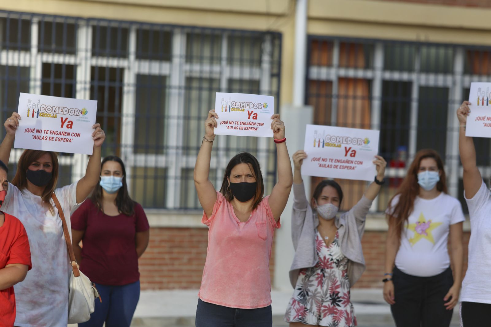 Madres protesta por la falta de comedor en el colegio Guadaljaire de Málaga capital.