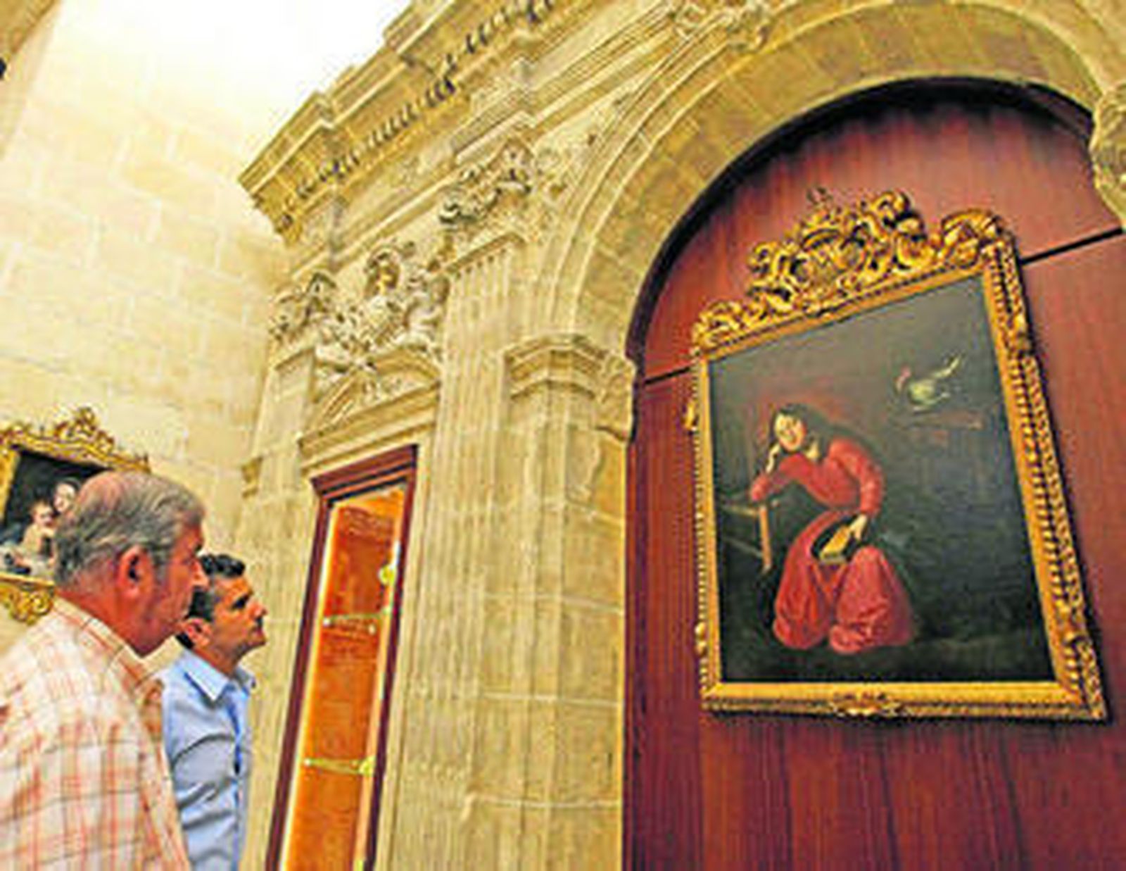Dos personas observan ayer la obra de Zurbarán en la Catedral.