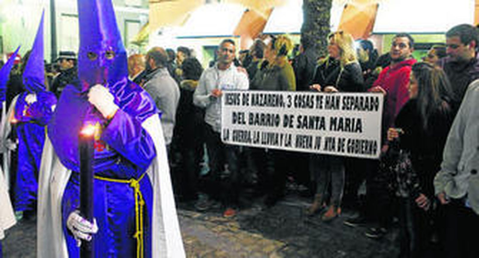Una de las pancartas de protesta que se mostraron al paso de la cofradía del Nazareno por la calle San Juan de Dios.