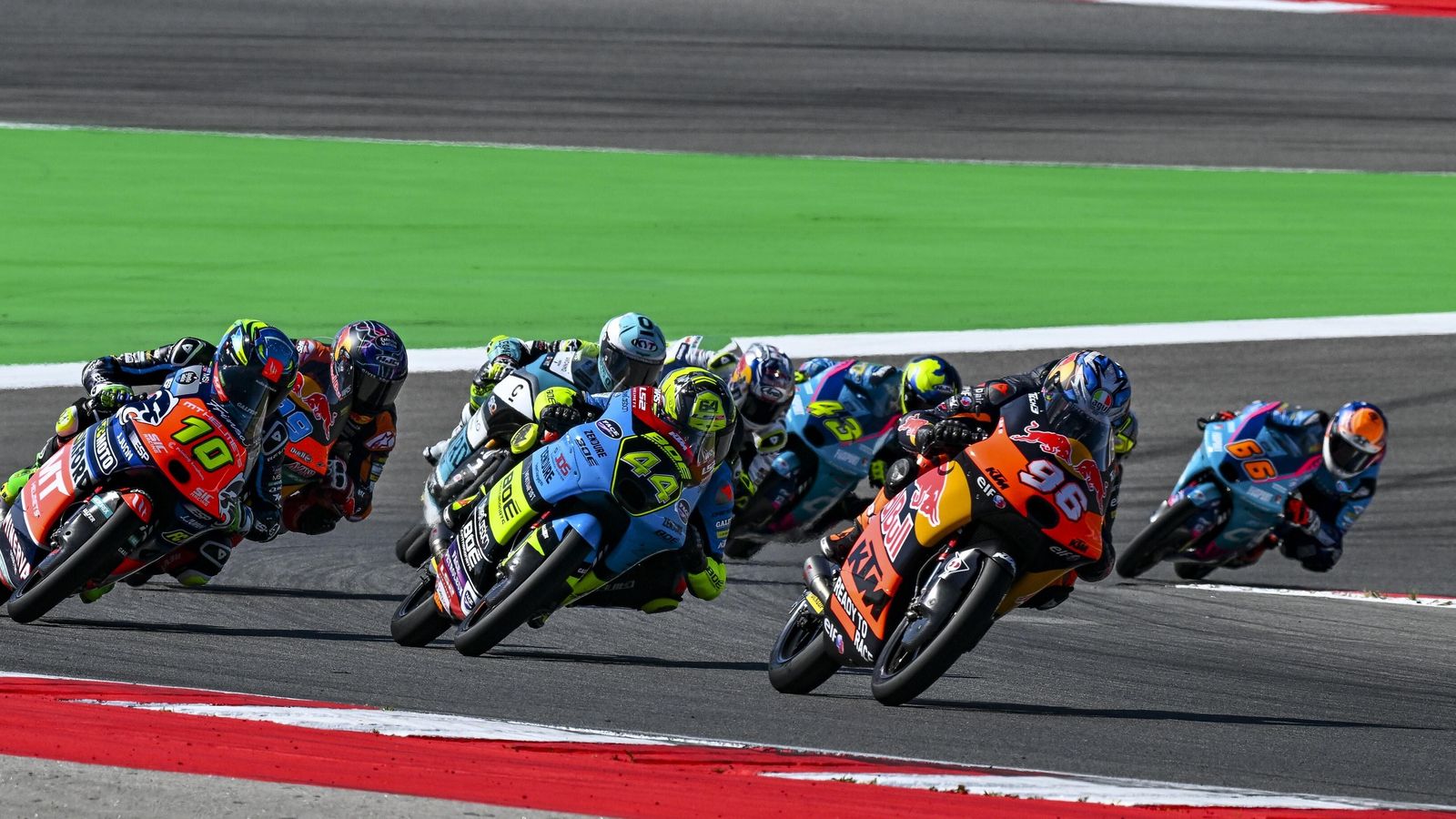 David Muñoz (44) persigue a Holgado (96), que fue el ganador final en Portimao. David Muñoz (44) persigue a Holgado (96), que fue el ganador final en Portimao.