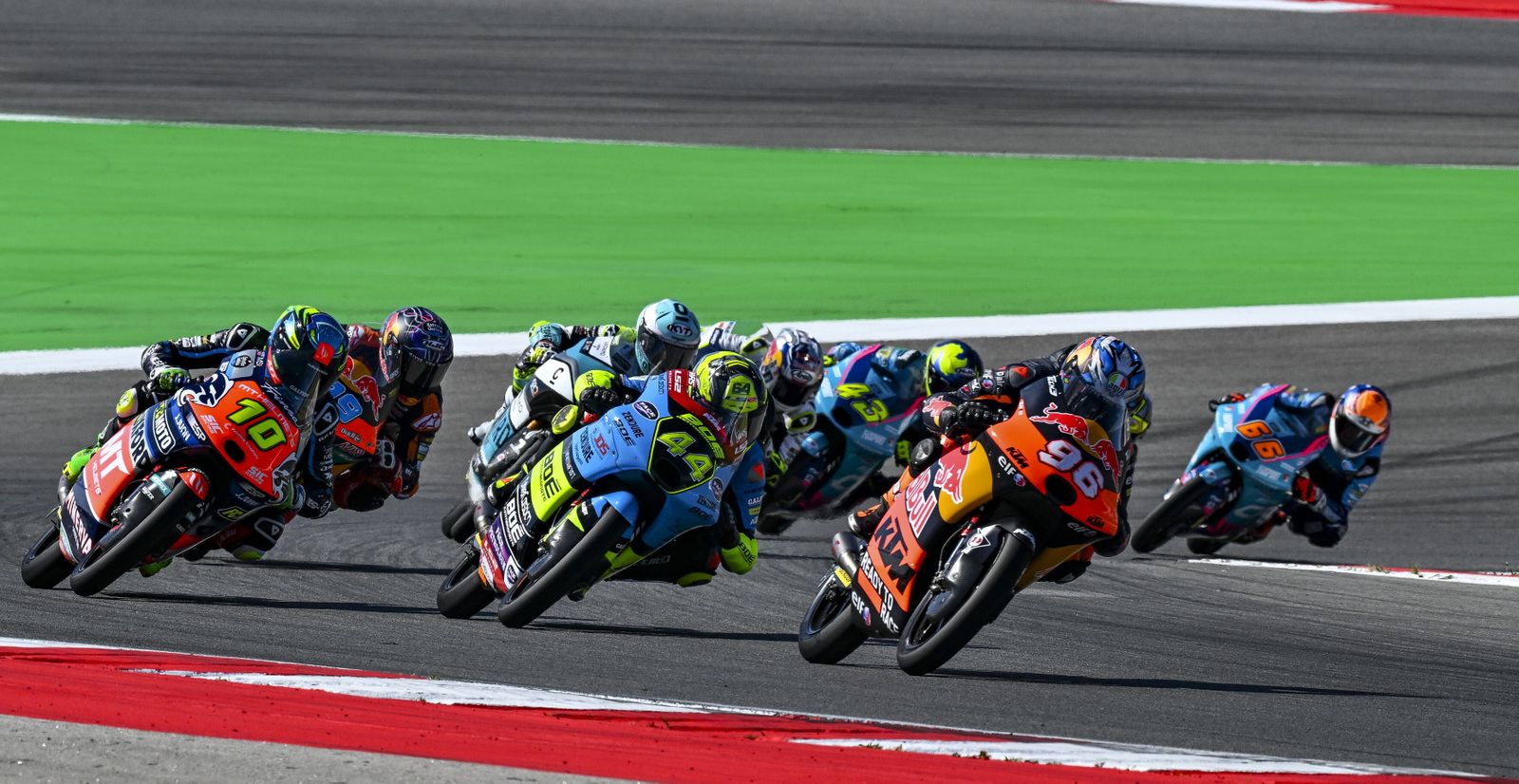 David Muñoz (44) persigue a Holgado (96), que fue el ganador final en Portimao.