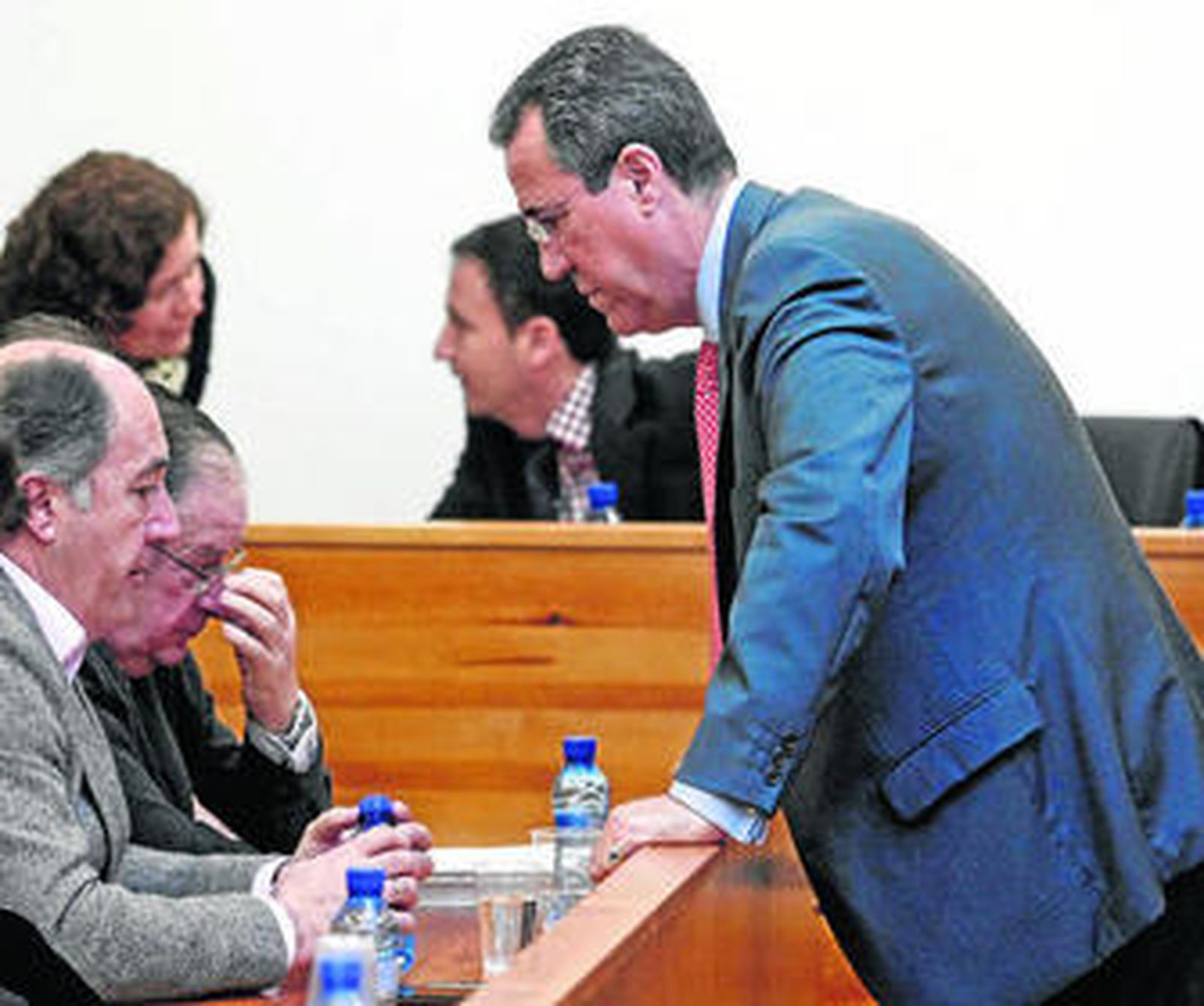 González de la Torre conversa con Landaluce, ayer por la mañana minutos antes del Pleno en la Mancomunidad.