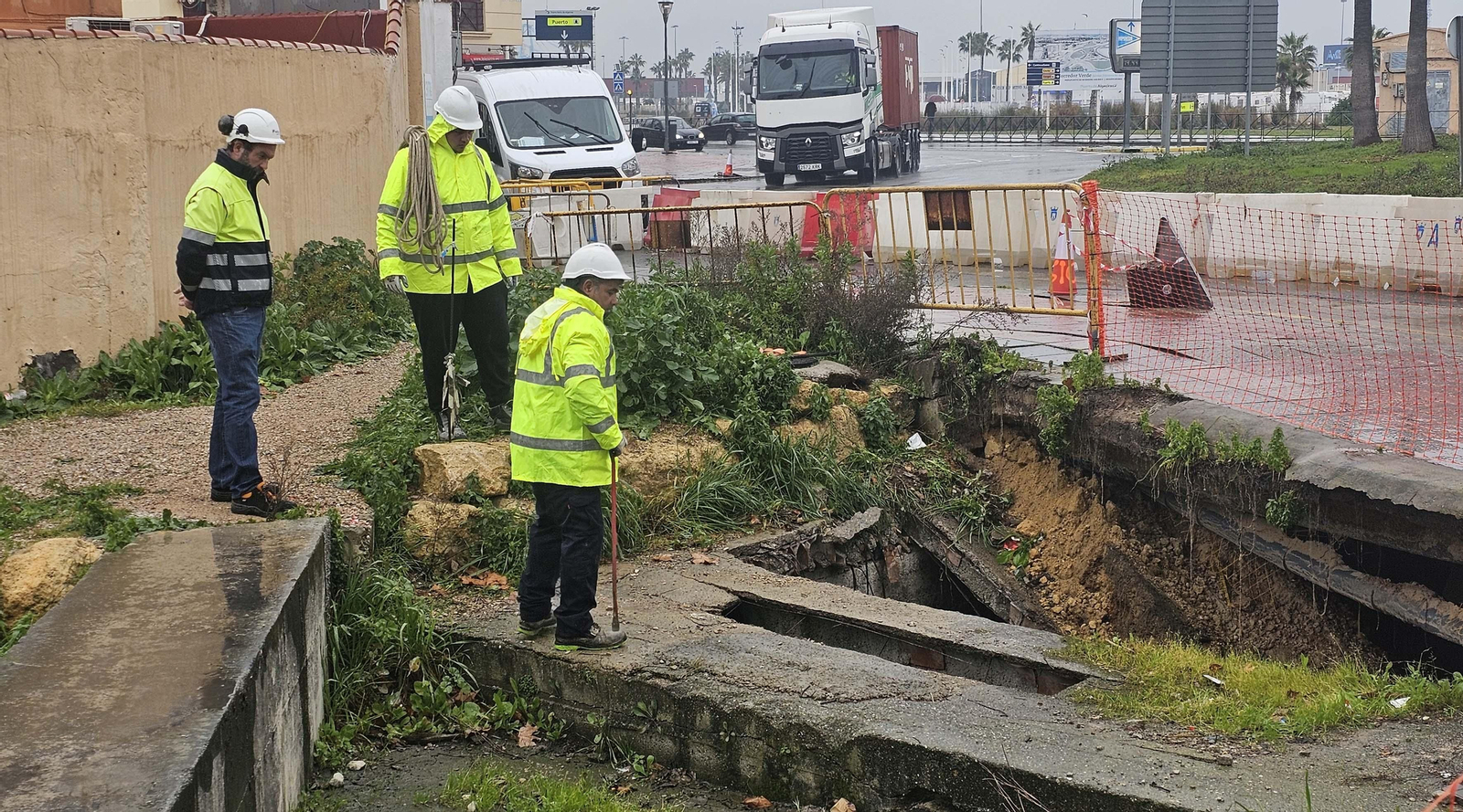 La rotonda del Varadero de Algeciras tras el hundimiento de una plancha de cubría el arroyo del Saladillo, en imágenes
