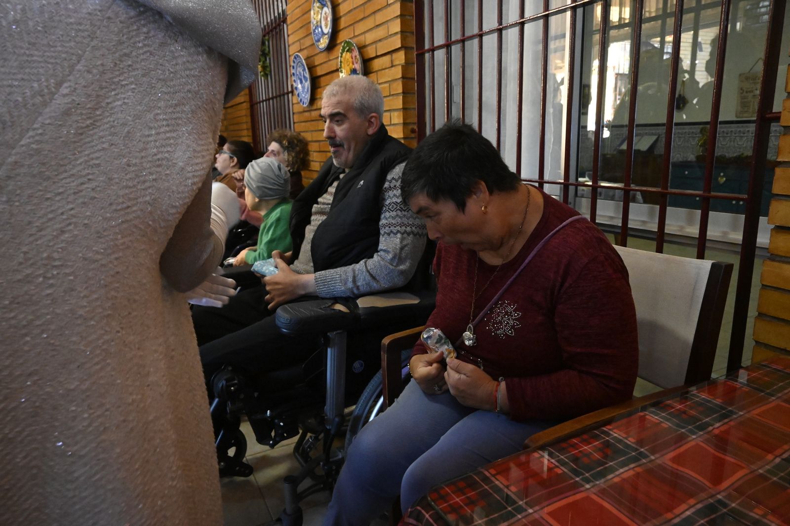 Visita de los Reyes Magos a los ancianos de los asilos de Huelva, en imágenes