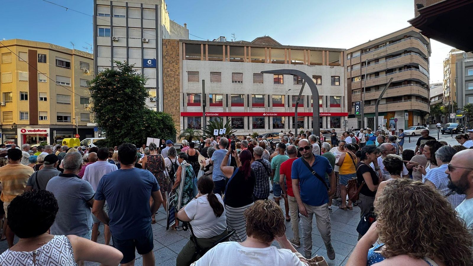Multitud de personas se concentraron ayer para pedir una sanidad pública y de calidad Multitud de personas se concentraron ayer para pedir una sanidad pública y de calidad